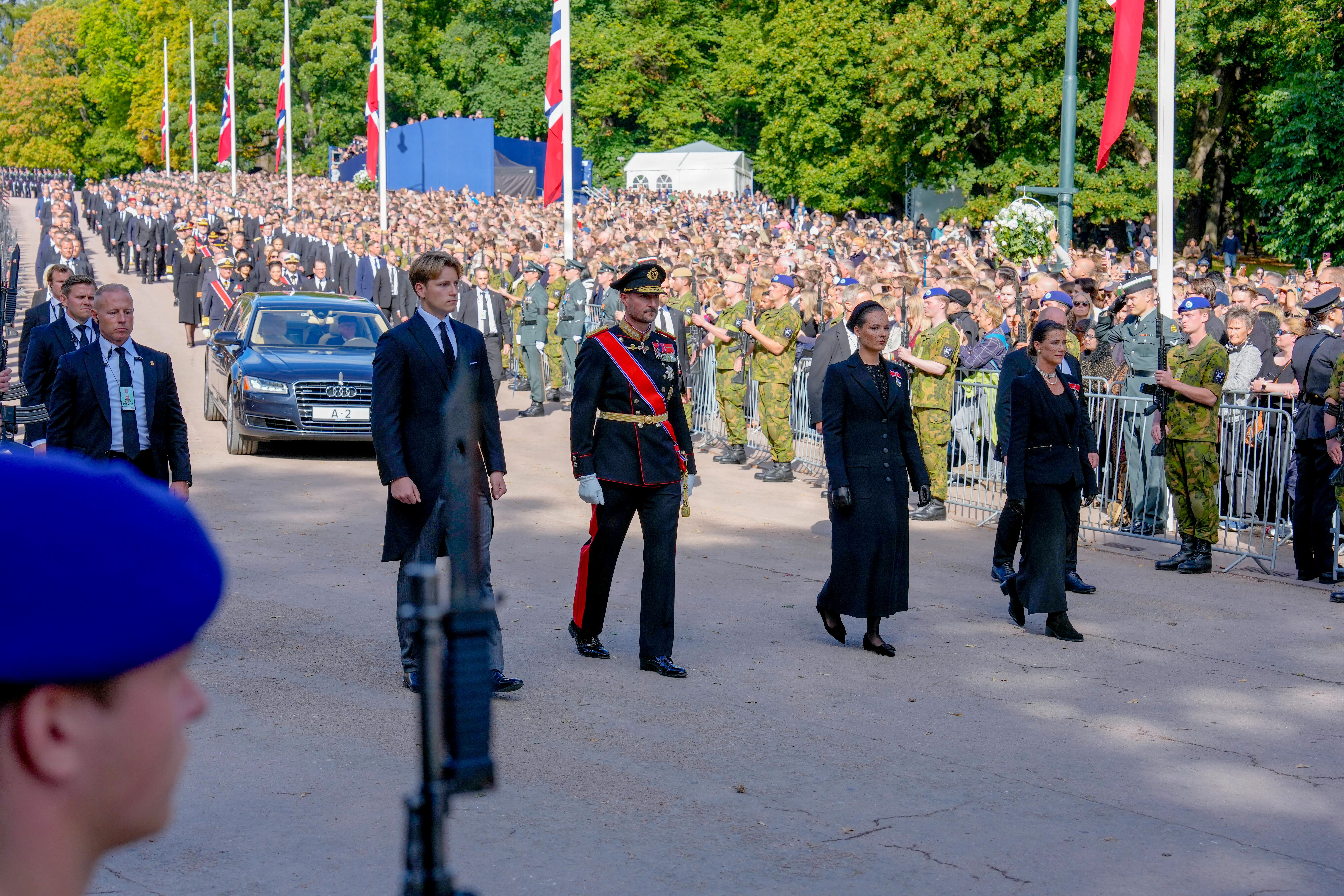 Prins Sverre Magnus, kong Haakon, kronprinsesse Ingrid Alexandra og prinsesse Märtha Louise i processionen ved kong Haralds begravelse. 