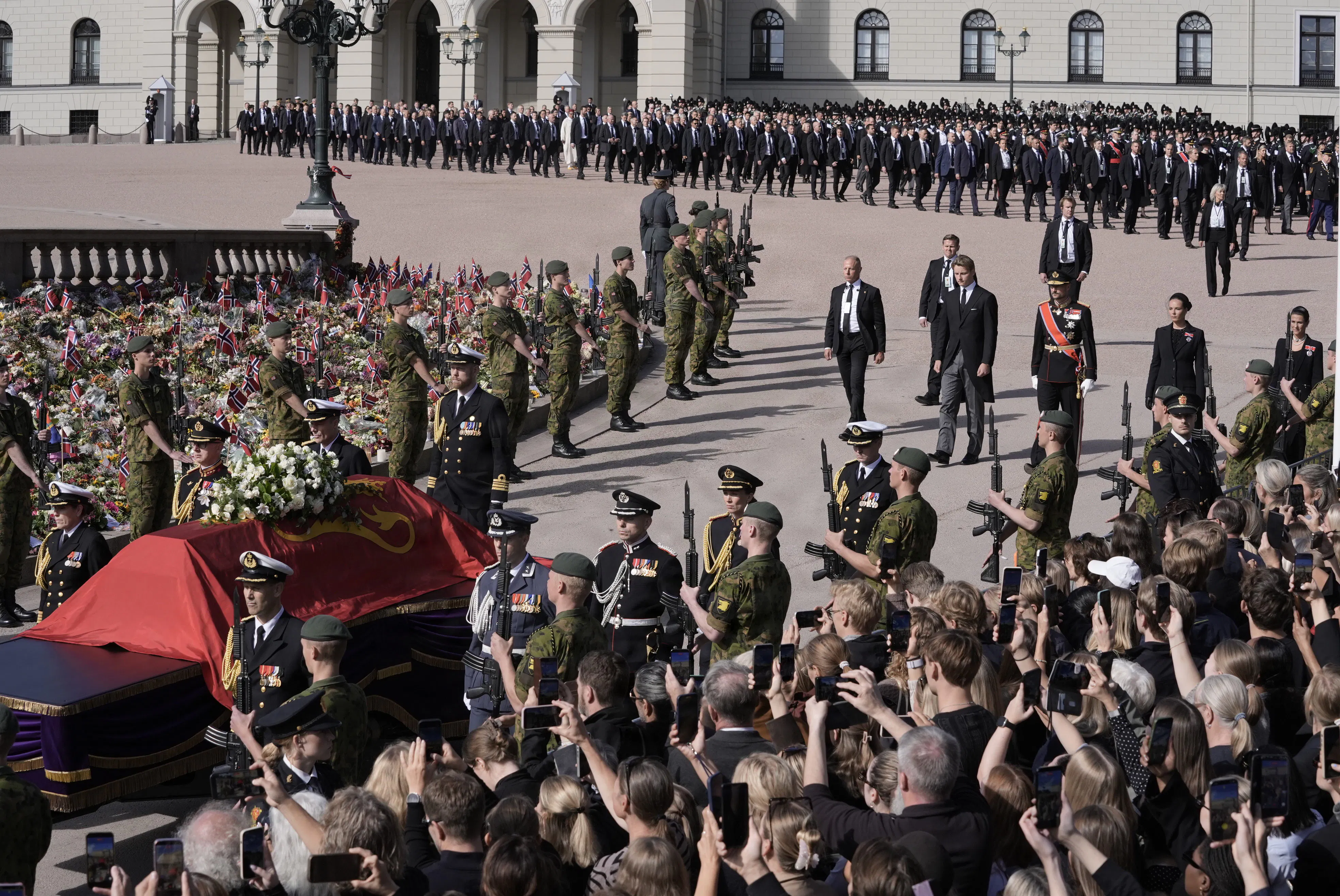 Prins Sverre Magnus, kong Haakon, kronprinsesse Ingrid Alexandra og prinsesse Märtha Louise i processionen ved kong Haralds begravelse.