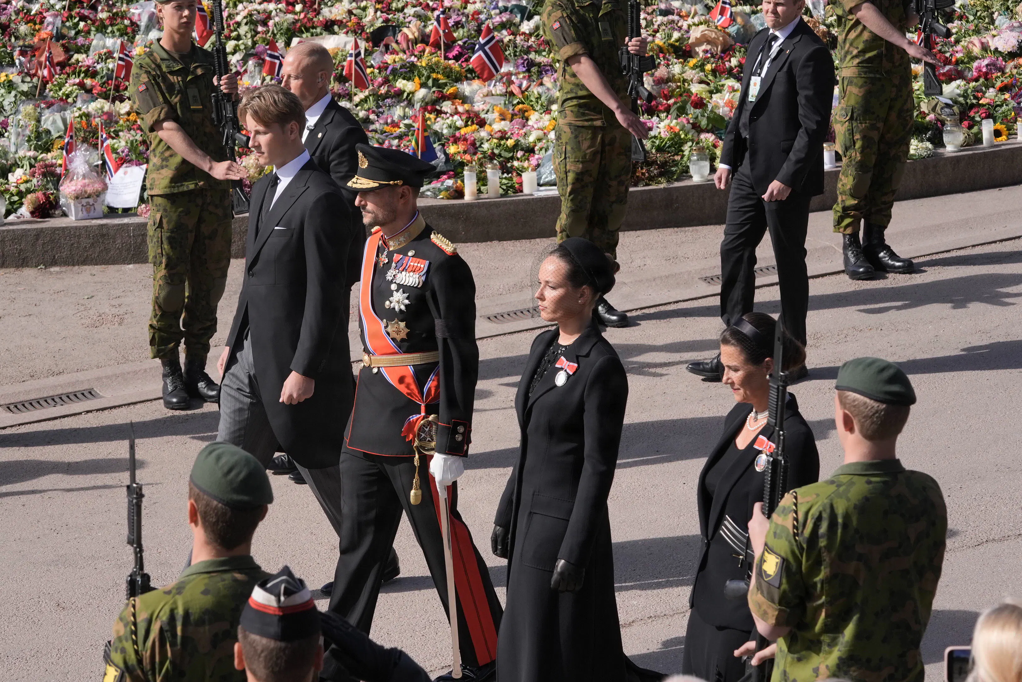 Prins Sverre Magnus, kong Haakon, kronprinsesse Ingrid Alexandra og prinsesse Märtha Louise i processionen ved kong Haralds begravelse. 