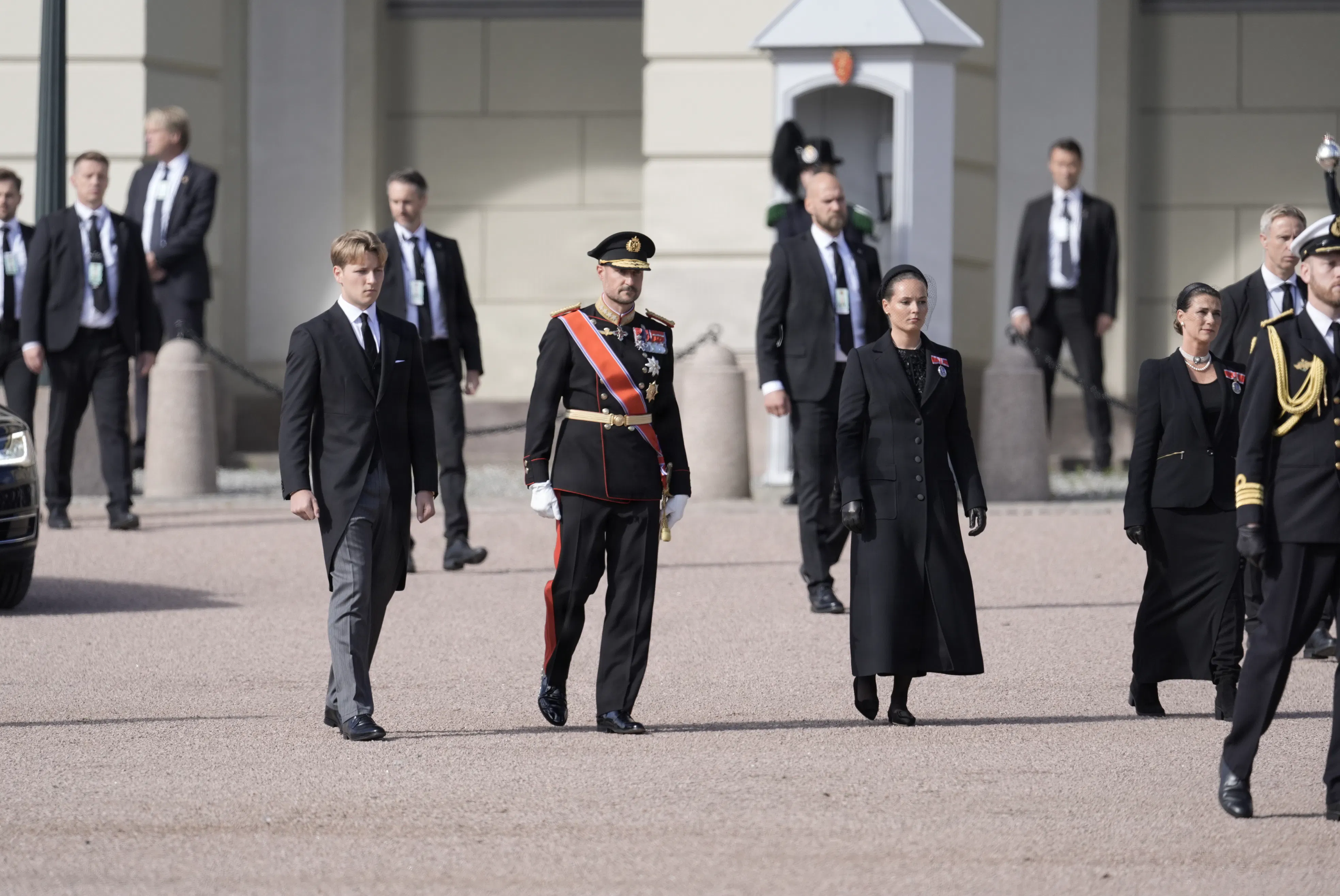 Prins Sverre Magnus, kong Haakon, kronprinsesse Ingrid Alexandra og prinsesse Märtha Louise i processionen ved kong Haralds begravelse. 
