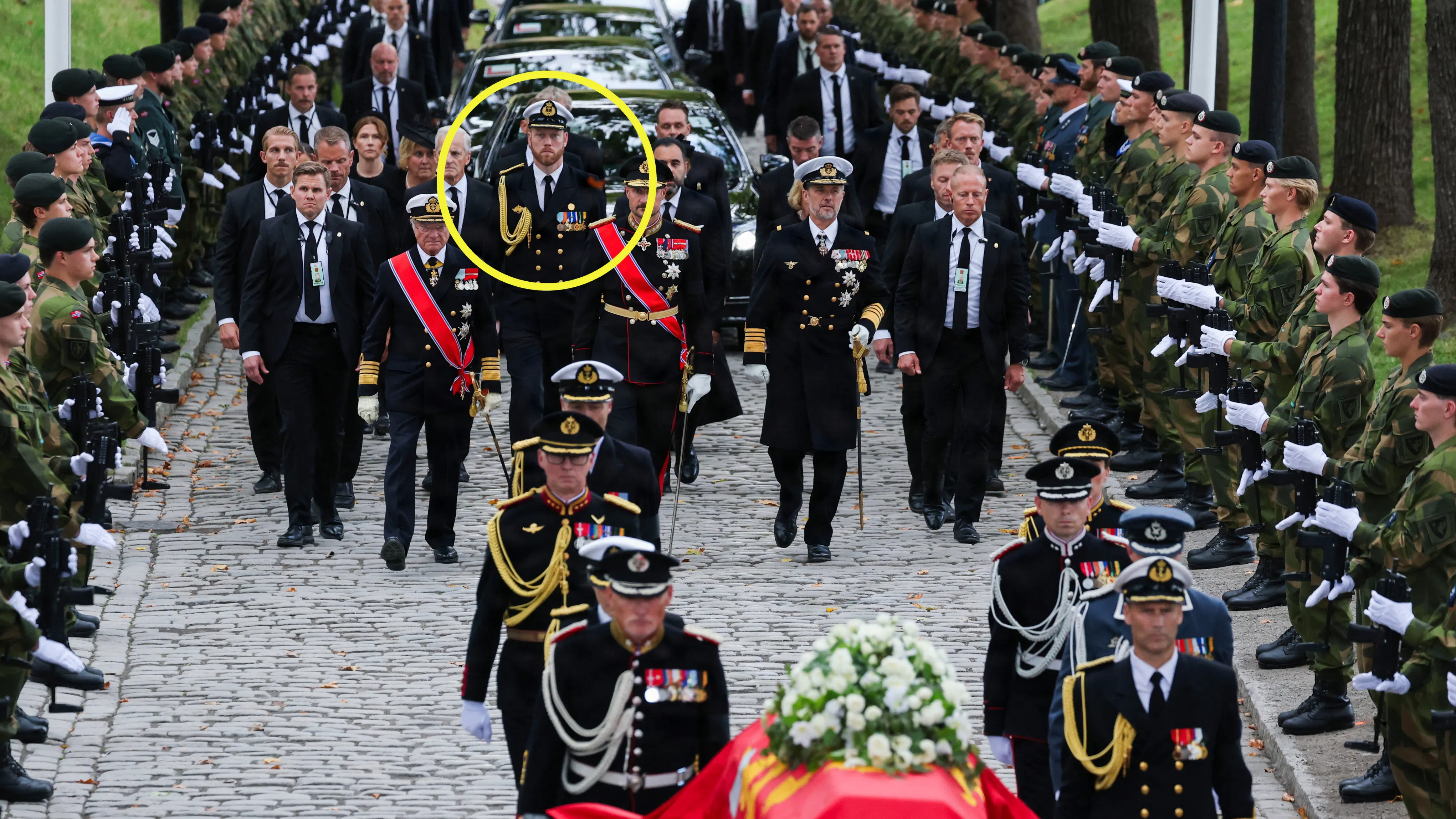 En tårnhøj, uniformeret mand var ikke til at overse, da kongelige og statoverhoveder gik i procession bag kong Haralds kiste fra Oslo Domkirke til Akershus.
