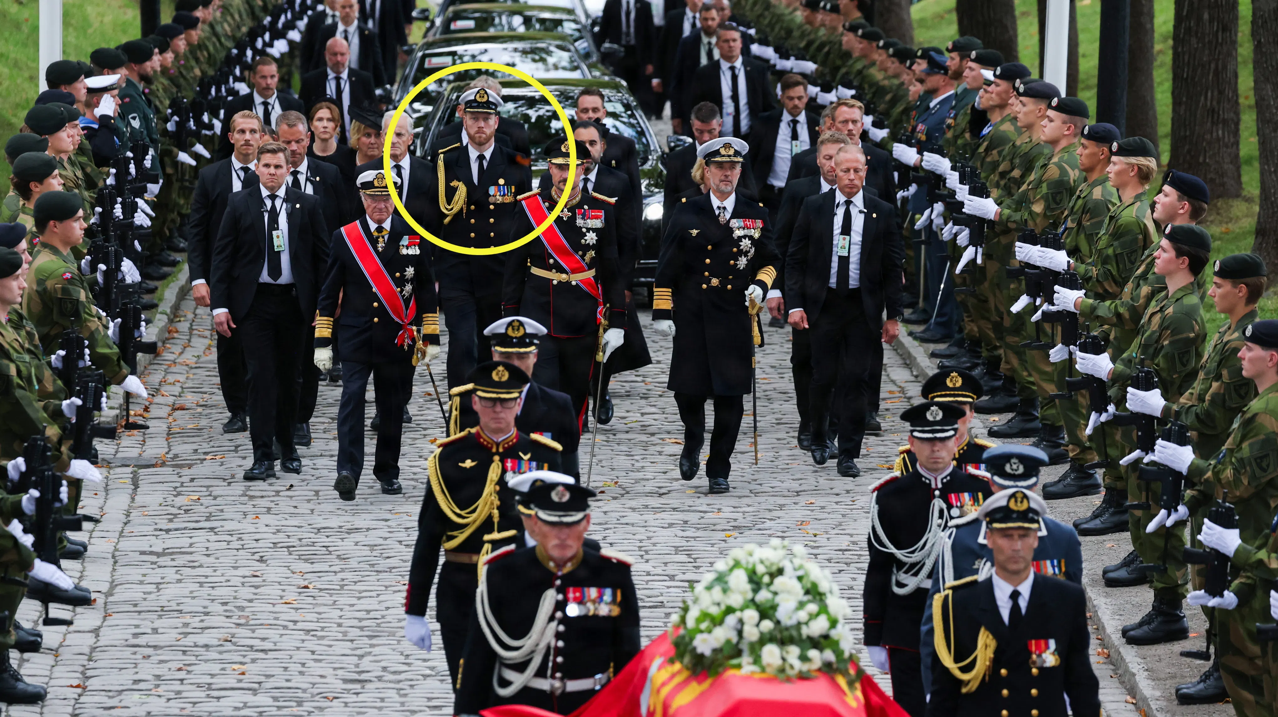 En tårnhøj, uniformeret mand var ikke til at overse, da kongelige og statoverhoveder gik i procession bag kong Haralds kiste fra Oslo Domkirke til Akershus.
