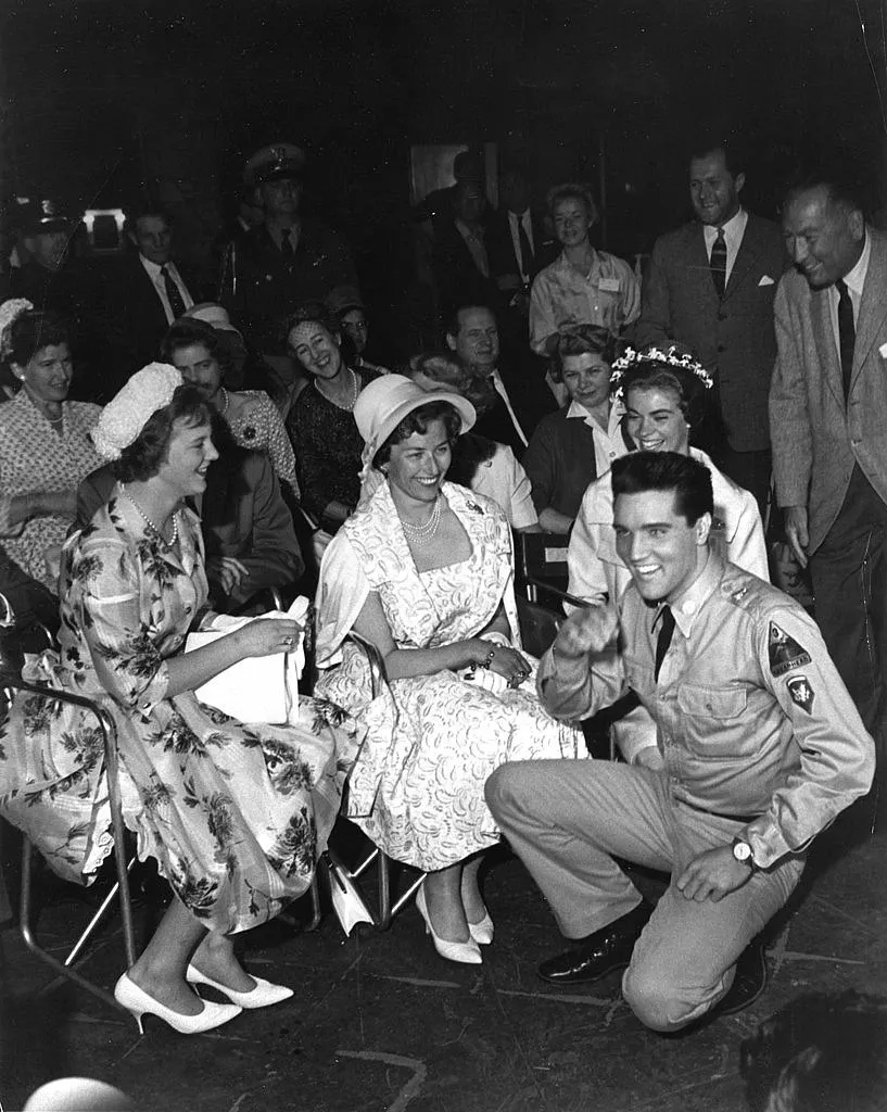 Danske prinsesse Margrethe, norske prinsesse Astrid og svenske prinsesse Margaretha mødte i 1960 Elvis Presley under deres besøg til Hollywood.
