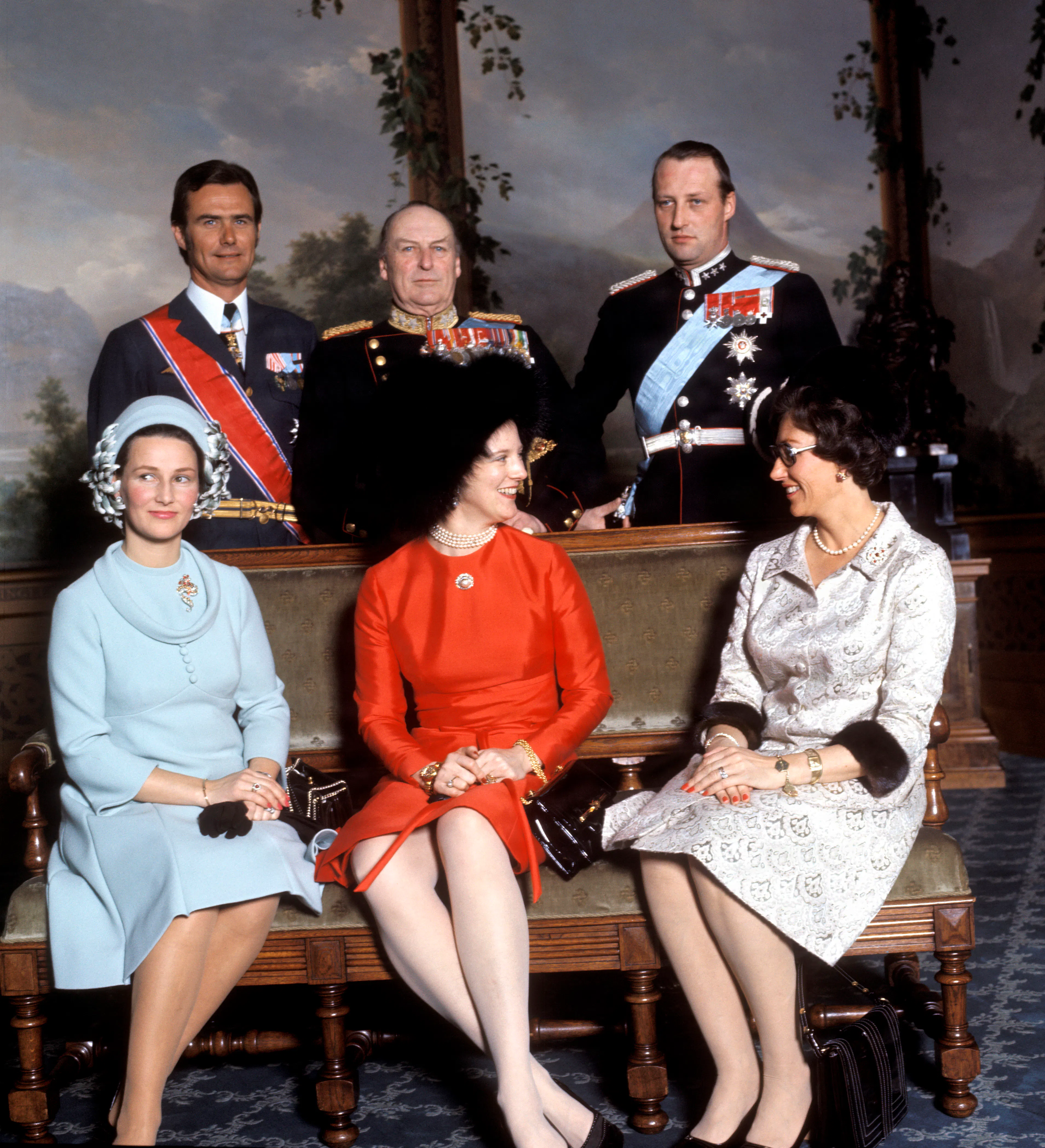 Dronning Margrethe har kendt prinsesse Astrid, siden de var ganske unge. Her er de fotograferet sammen i 1973, da den danske dronning var på officielt besøg i Norge. Forrest til venstre ses daværende kronprinsesse Sonja. Bagerst fra venstre står prins Henrik, kong Olav (Astrids far, red.) og kronprins Harald. 