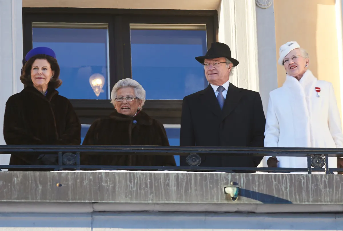 Prinsesse Astrid fotograferet med dronning Silvia, kong Carl Gustaf og dronning Margrethe i forbindelse med det norske kongepars 25-års regeringsjubilæum i 2016.