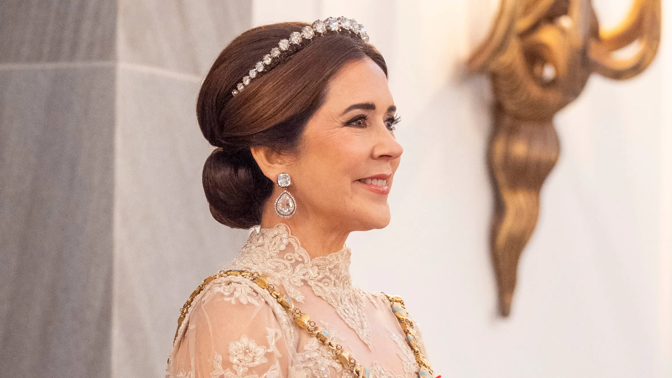 Dronning Mary bærer her det smukke rosenstendiadem til dette års nytårstaffel.