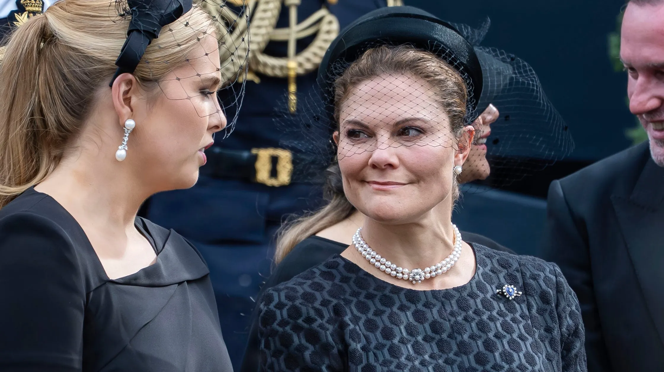 Her ses kronprinsesse Victoria med Hollands prinsesse Amalia, som hun er fadder for.