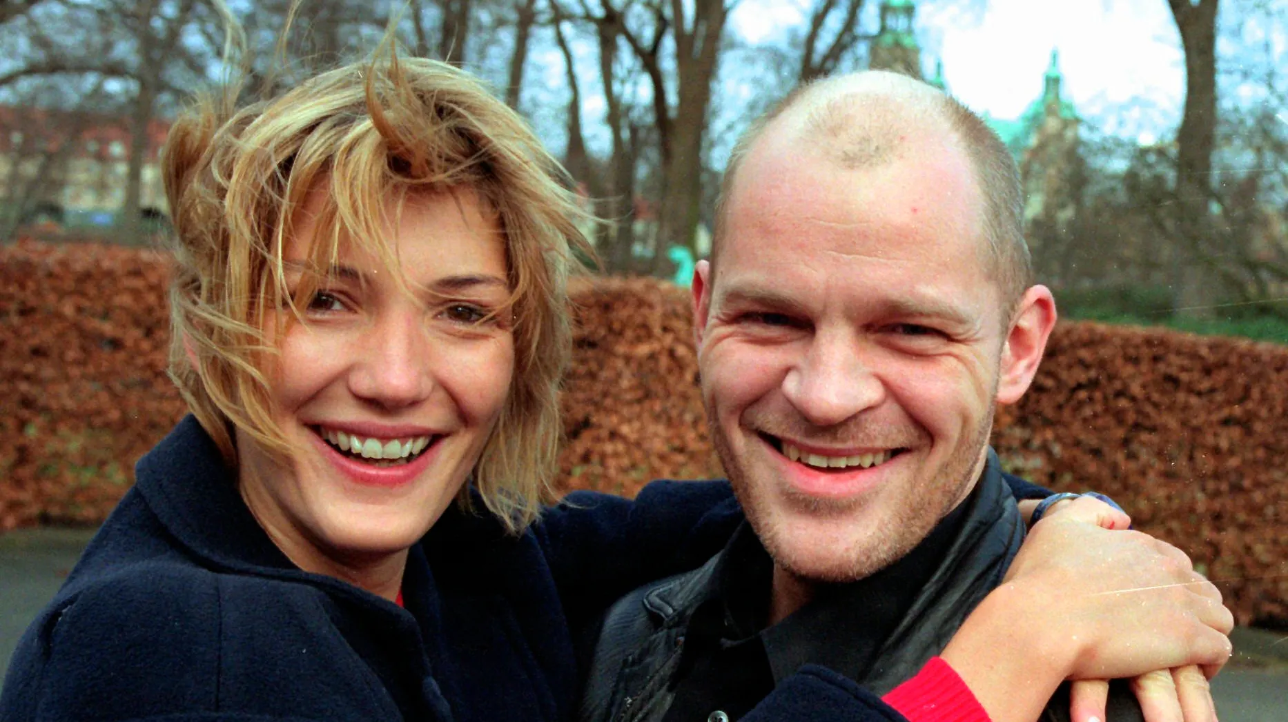 Andrea Vagn Jensen og Lars Bom mødtes under indspilningerne af "Strisser på Samsø". Her ses de til præsentationen af serien i 1997.