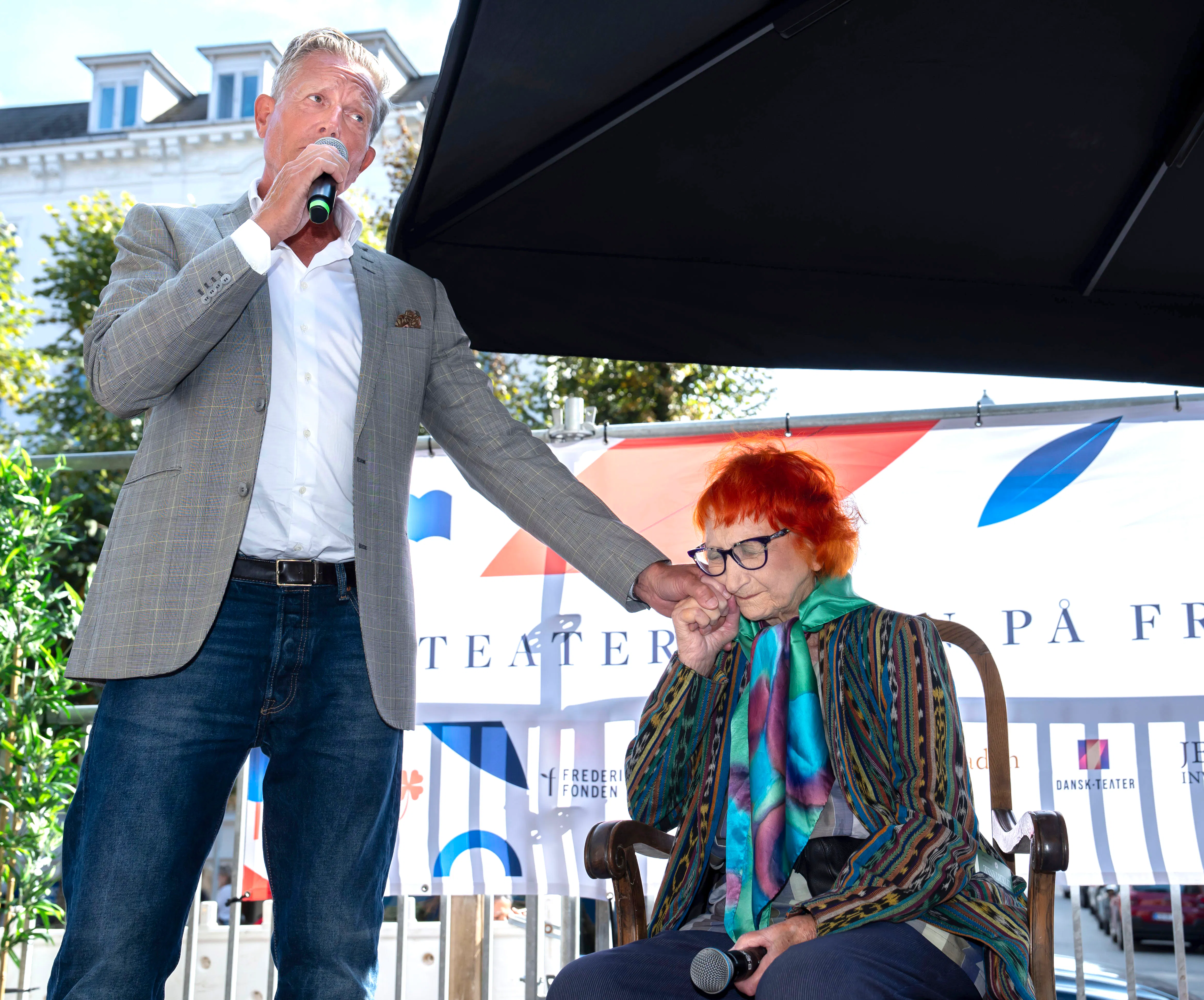 Peter Mygind sang for sin mor, Jytte Abildstrøm, da hun i 2024 modtog Teaterflisen. 