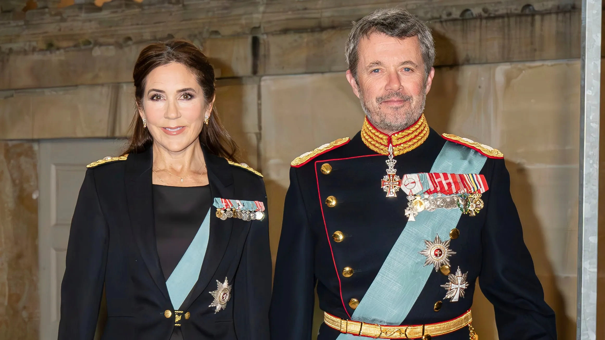 Dronning Mary og kong Frederik hopper begge i uniformer, når de afholder Hærens Hæderstegnsmiddag.