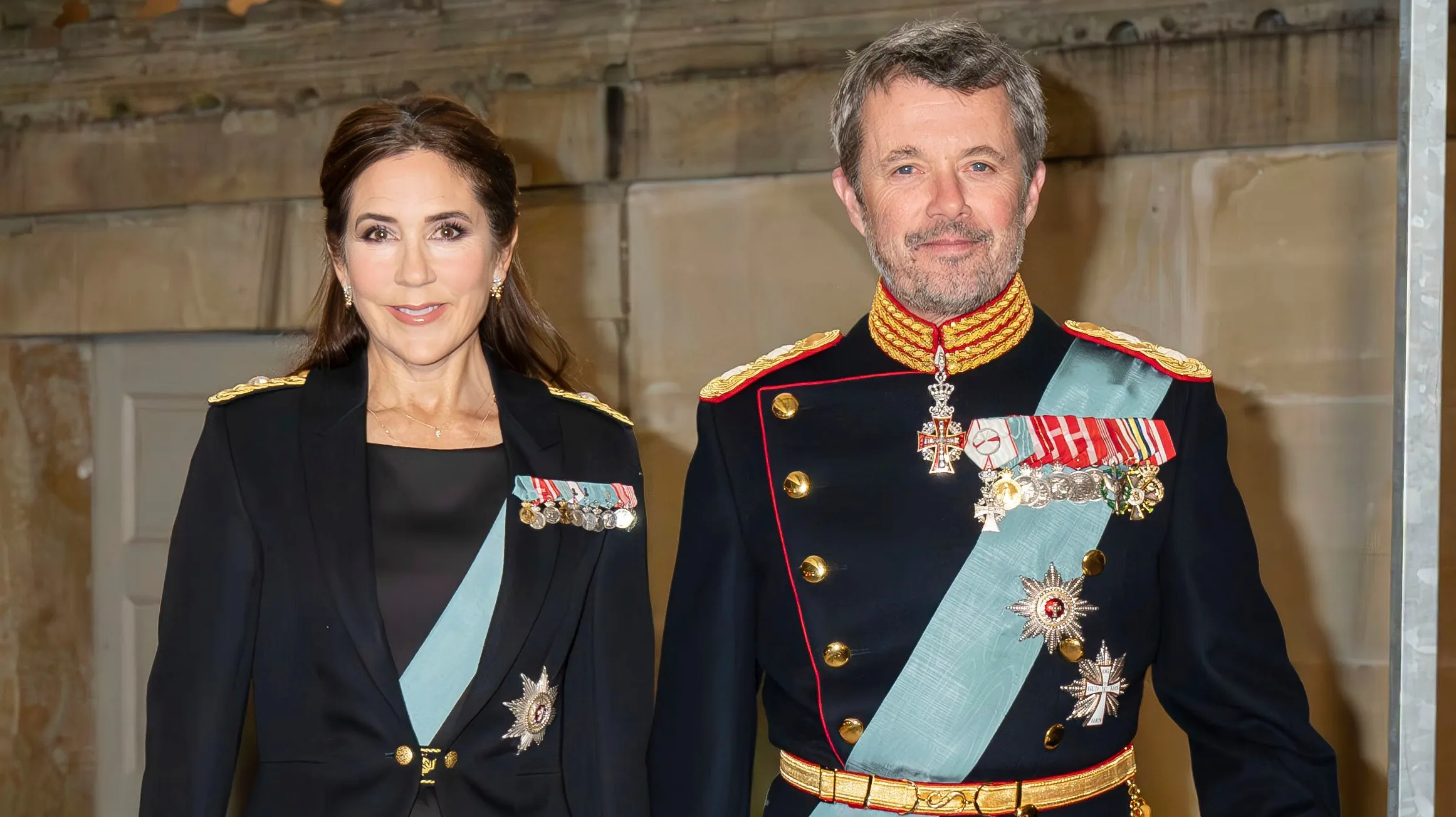 Dronning Mary og kong Frederik hopper begge i uniformer, når de afholder Hærens Hæderstegnsmiddag.