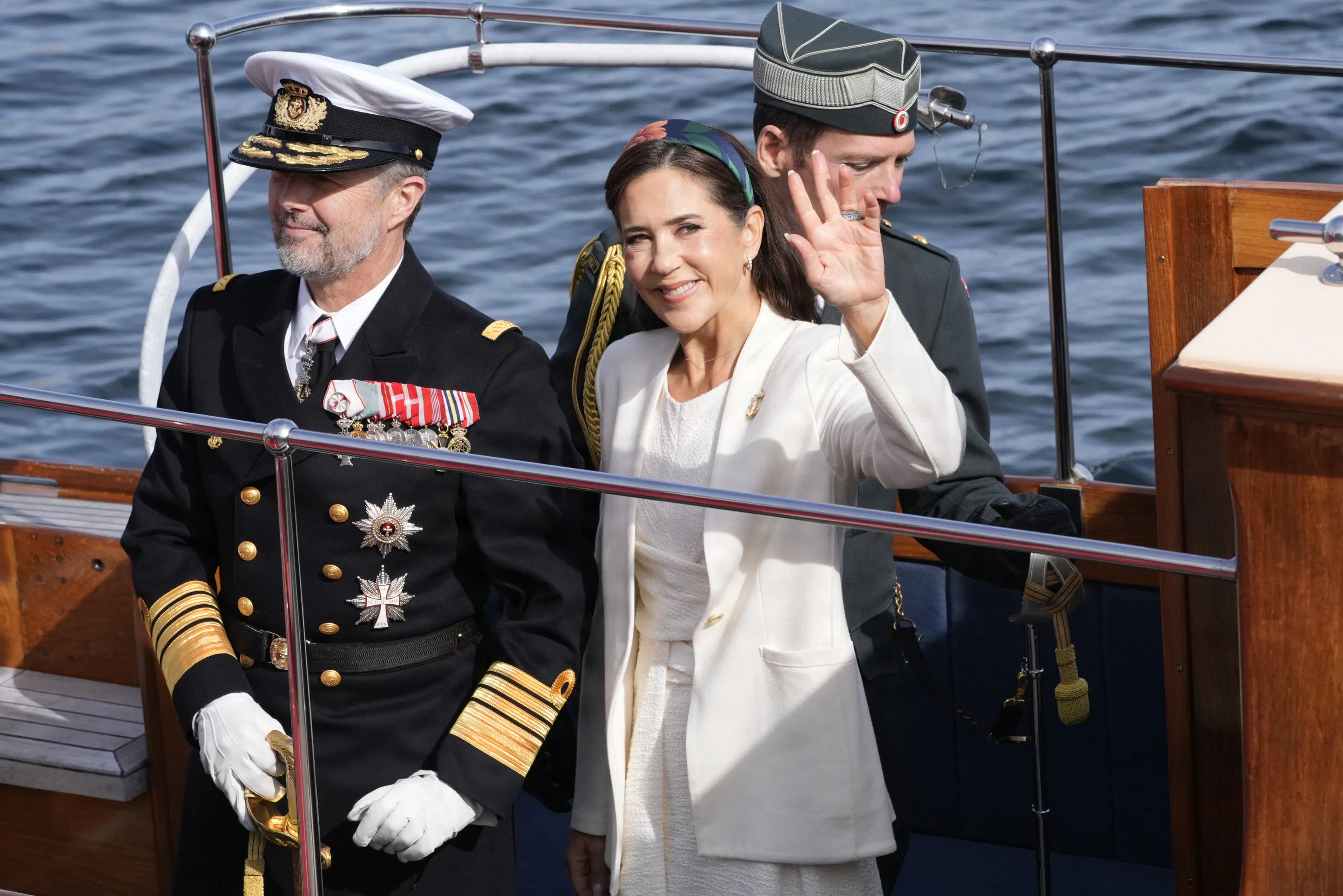Mary og Frederik er netop blevet sejlet ud til kongeskibet Dannebrog.