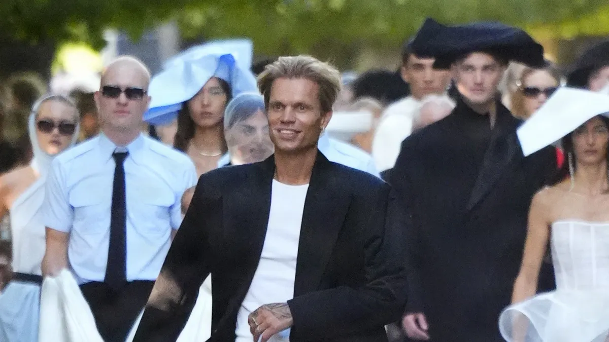 Se billederne: Kendte modeller på catwalken for Søren Le Schmidt ...