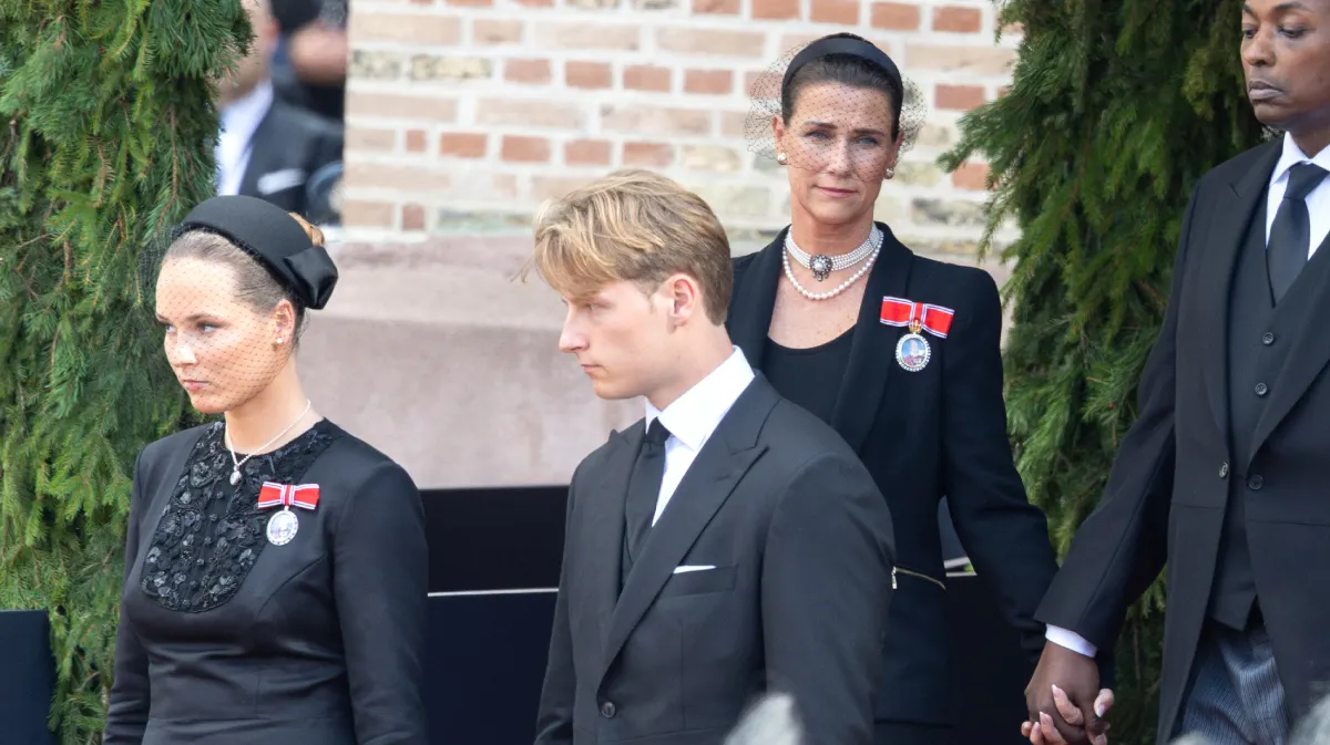 Kronprinsesse Ingrid Alexandra, prins Sverre Magnus, prinsesse Märtha Louise og Durek Verrett forlader Oslo Domkirke i forbindelse med kong Haralds begravelse.