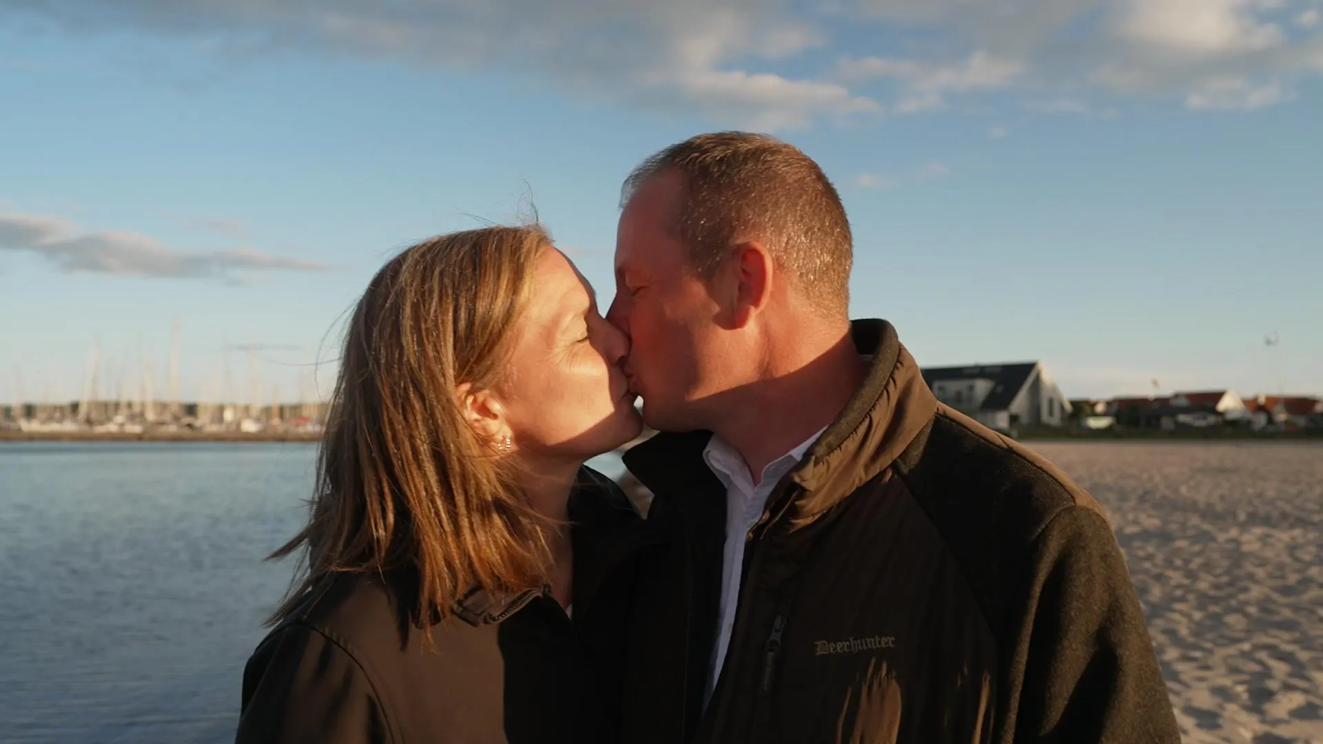 https://imgix.billedbladet.dk/2026-09-18/Rasmus-og-Michelle-kys-pa-strand.jpg