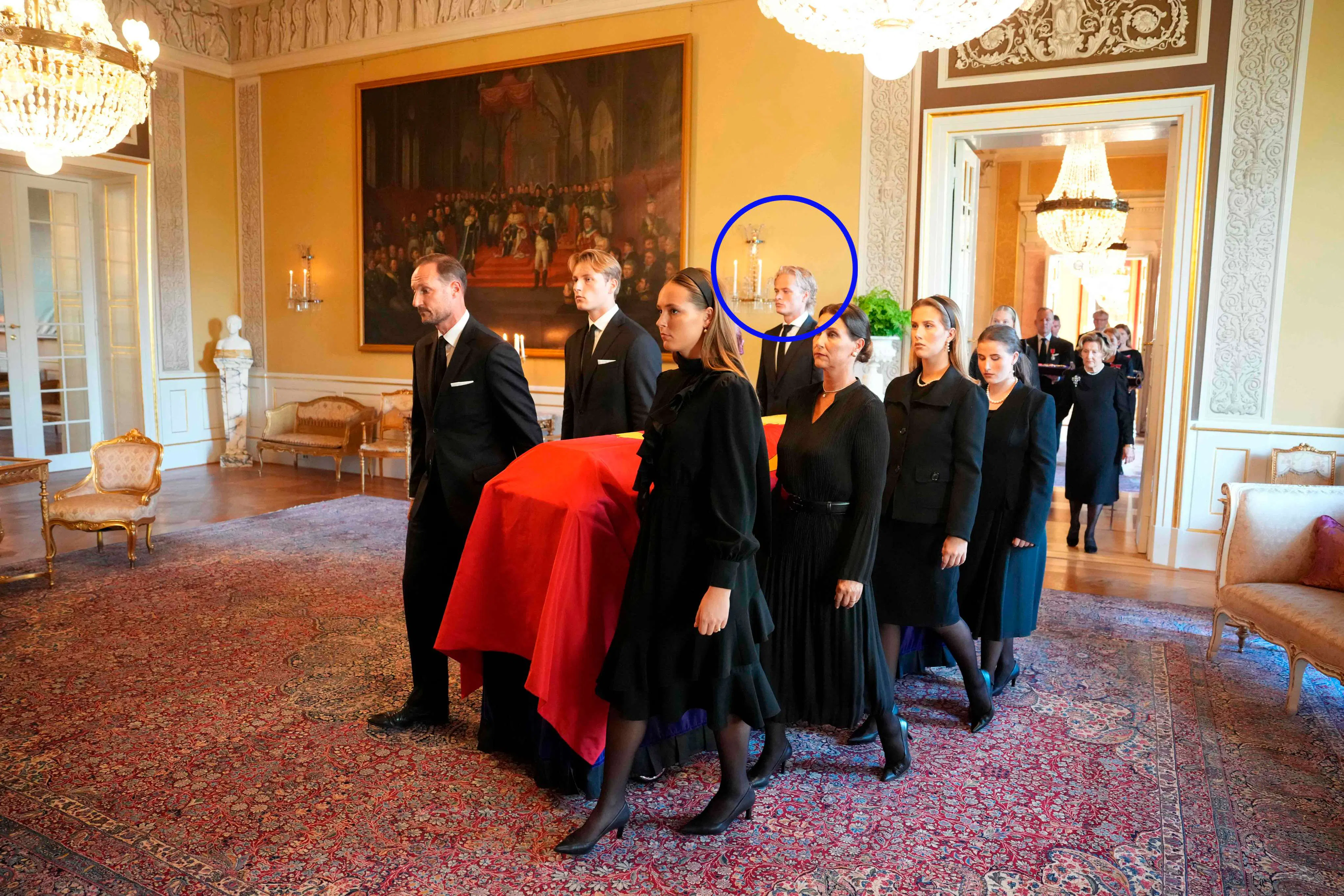 Kong Haralds båre føres fra Den røde salon til Slottskapellet. Bagerst til venstre ses Marius Borg Høiby markeret med en ring.