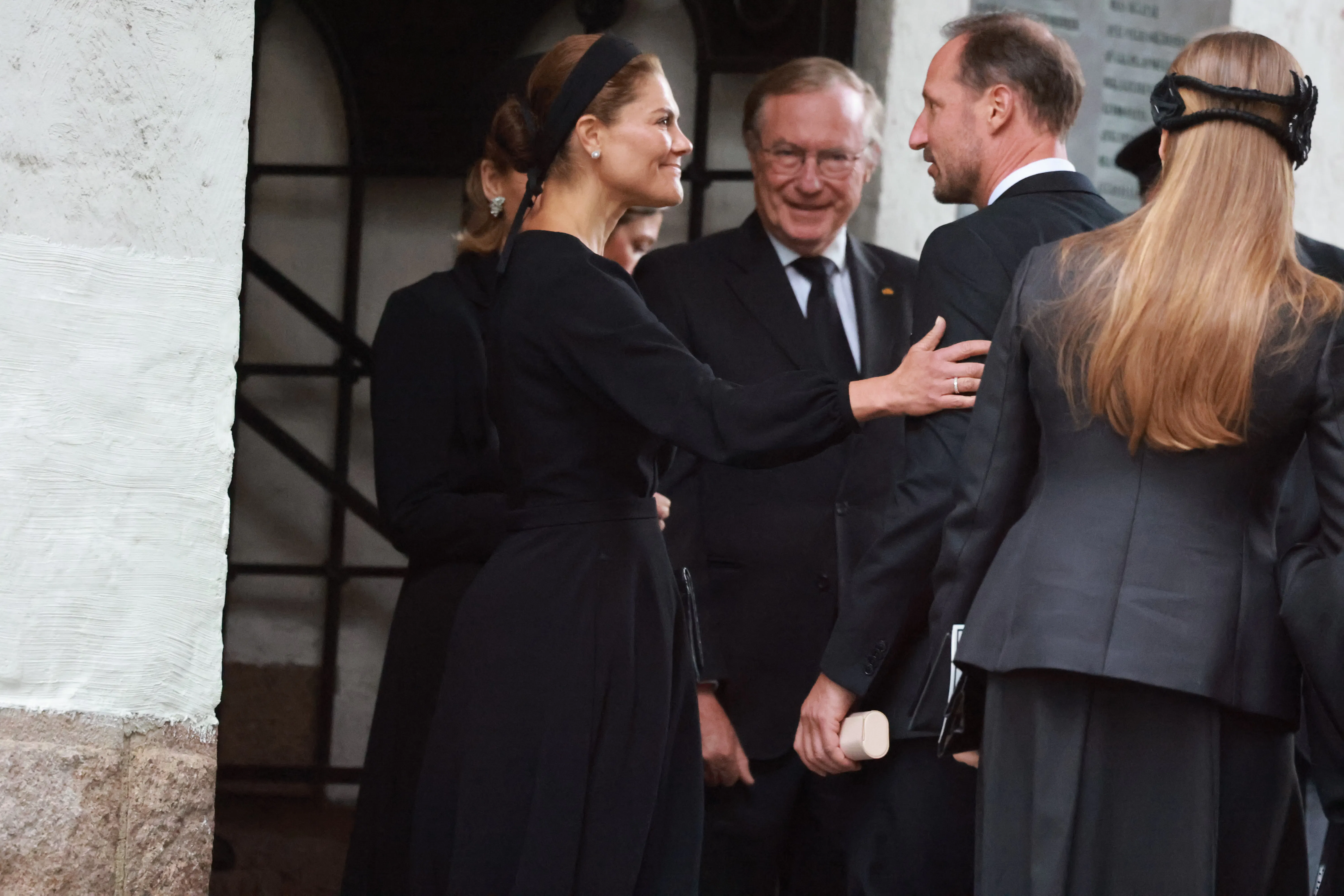 Kong Haakon fik et kærligt klem af sin kollega og veninde.