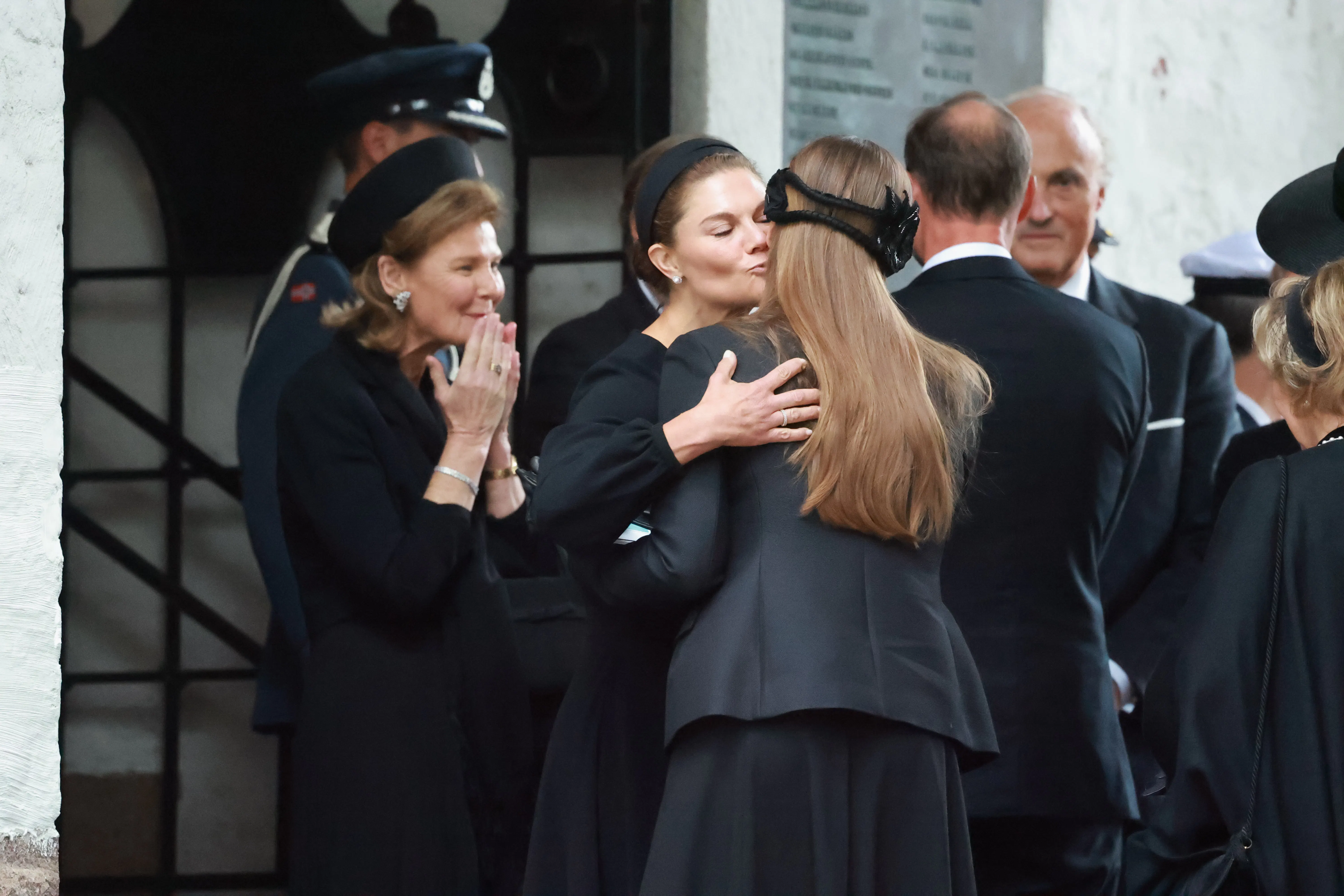 Kronprinsesse Victoria hilser på kronprinsesse Ingrid Alexandra.