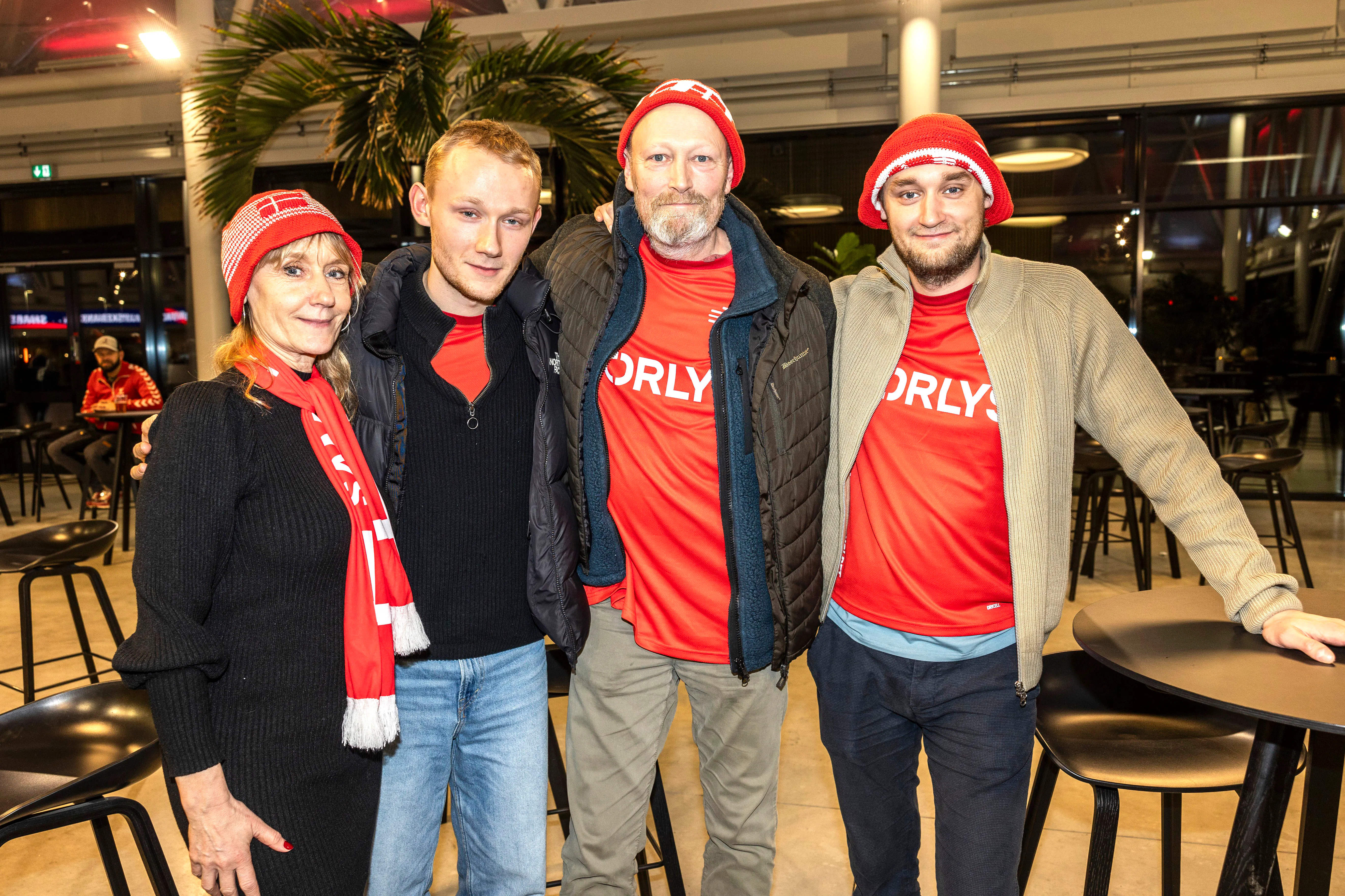 Udover at være glade for skuespil elsker hele familien også håndbold. Her ses de til VM i Herning i 2025. 