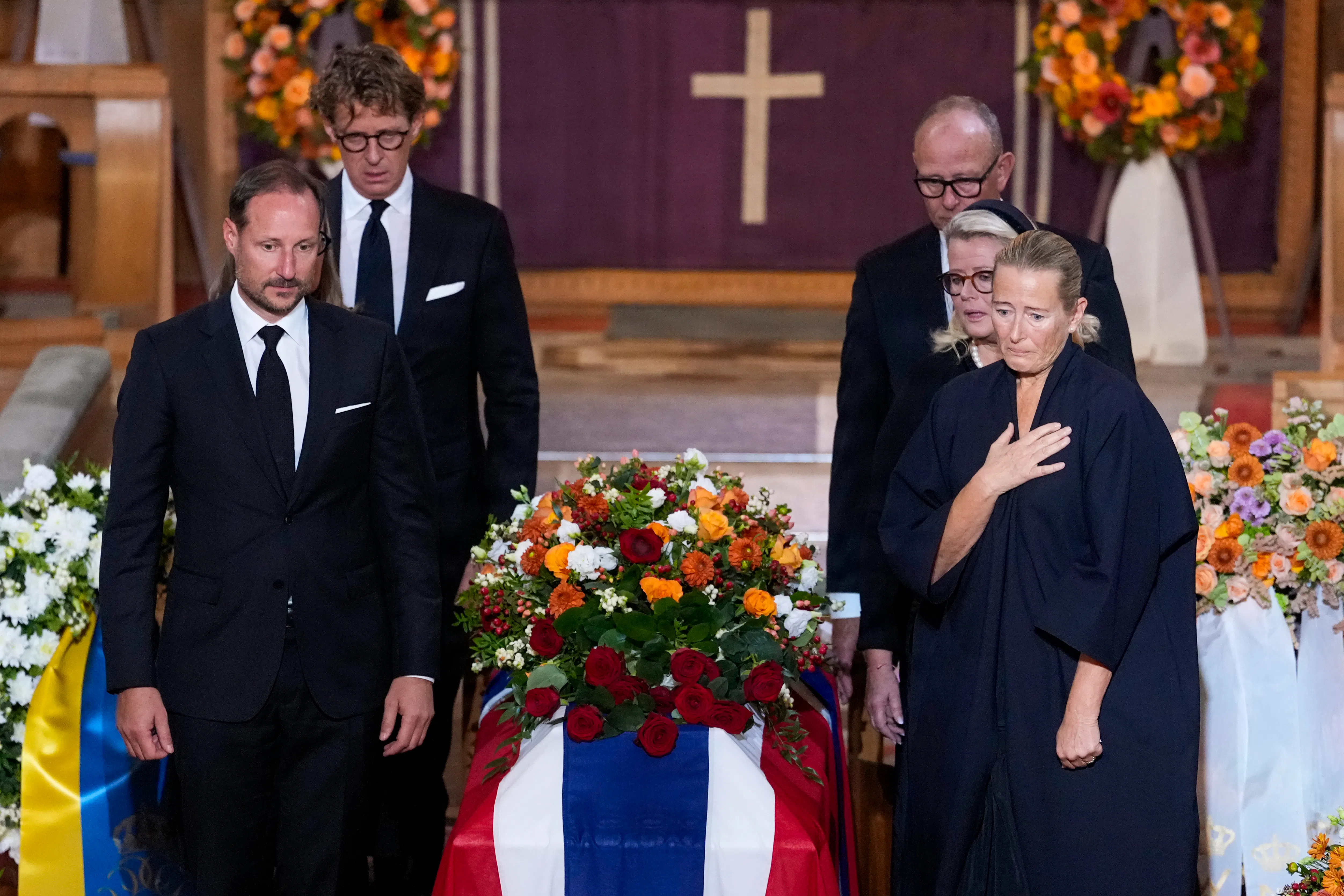 Kong Haakon var med til at bære kisten ud af kirken.