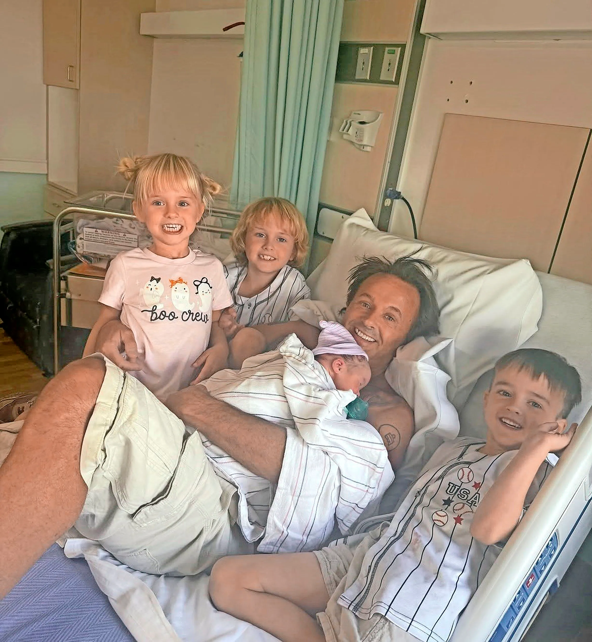 Dennis Knudsen i Los Angelse med den nye lillebror født 20. august 2026.