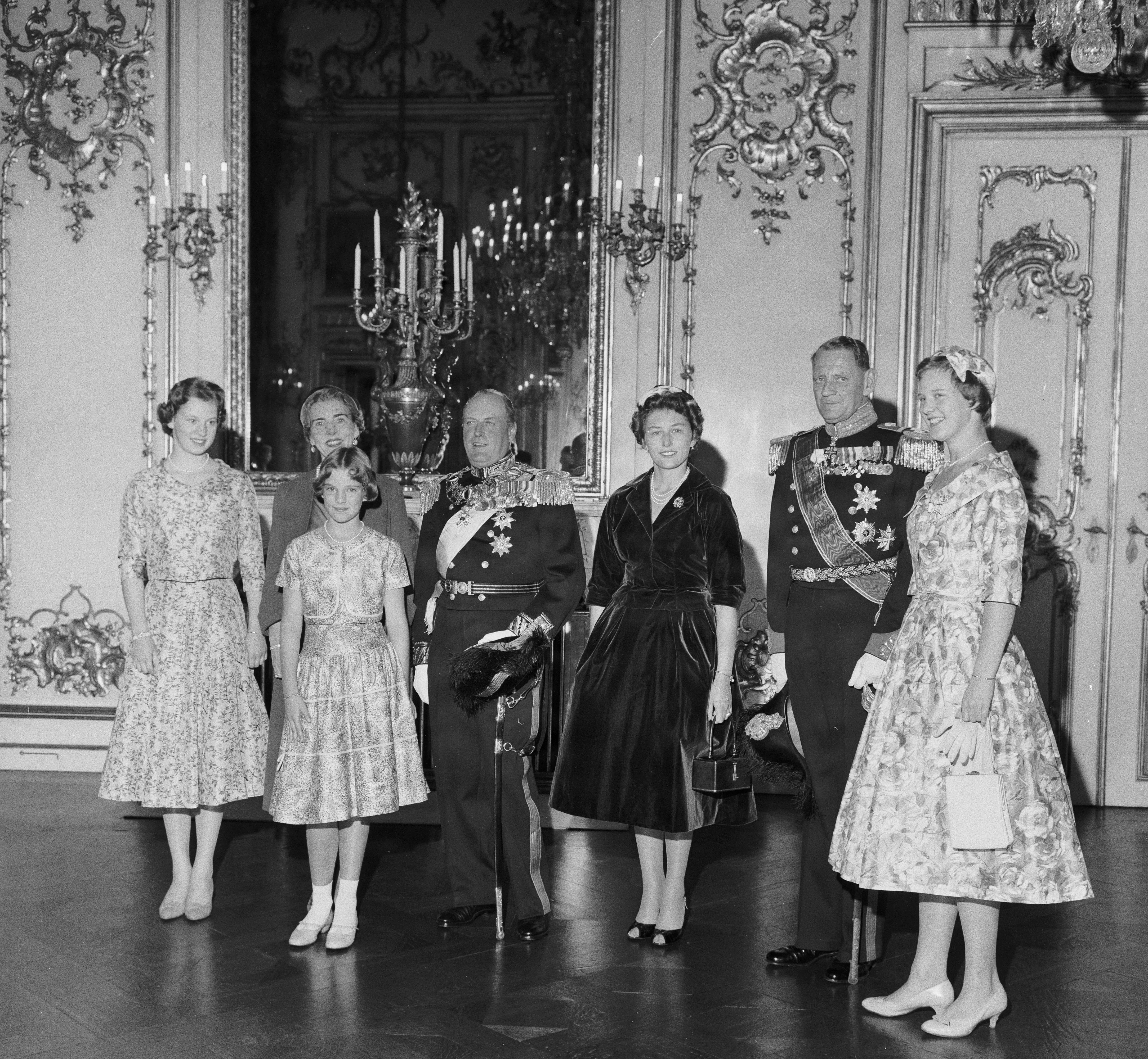 Her ses Kong Olav V af Norge og hans datter, prinsesse Astrid, på sit første officielle besøg i Danmark. Her sammen med prinsesse Benedikte, dronning Ingrid, daværende prinsesse Anne-Marie, kong Frederik og og daværende prinsesse Margrethe.