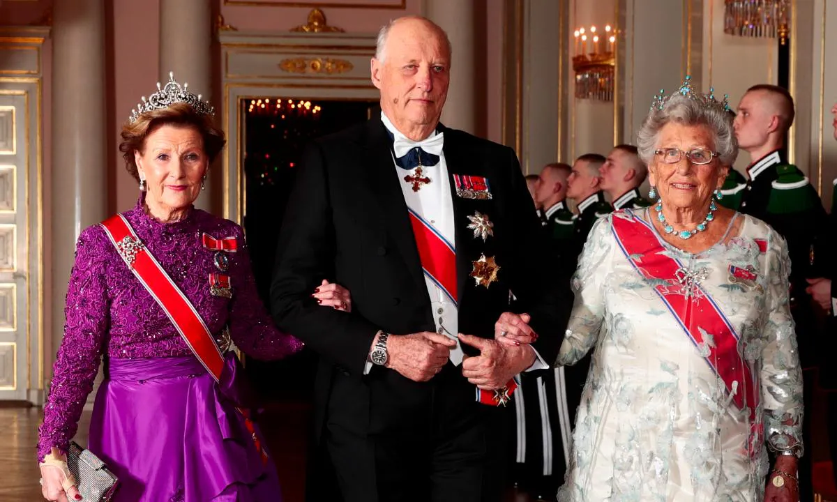 Dronning Sonja, kong Harald og prinsesse Astrid til gallamiddag på det kongelige slot i Oslo i 2019.