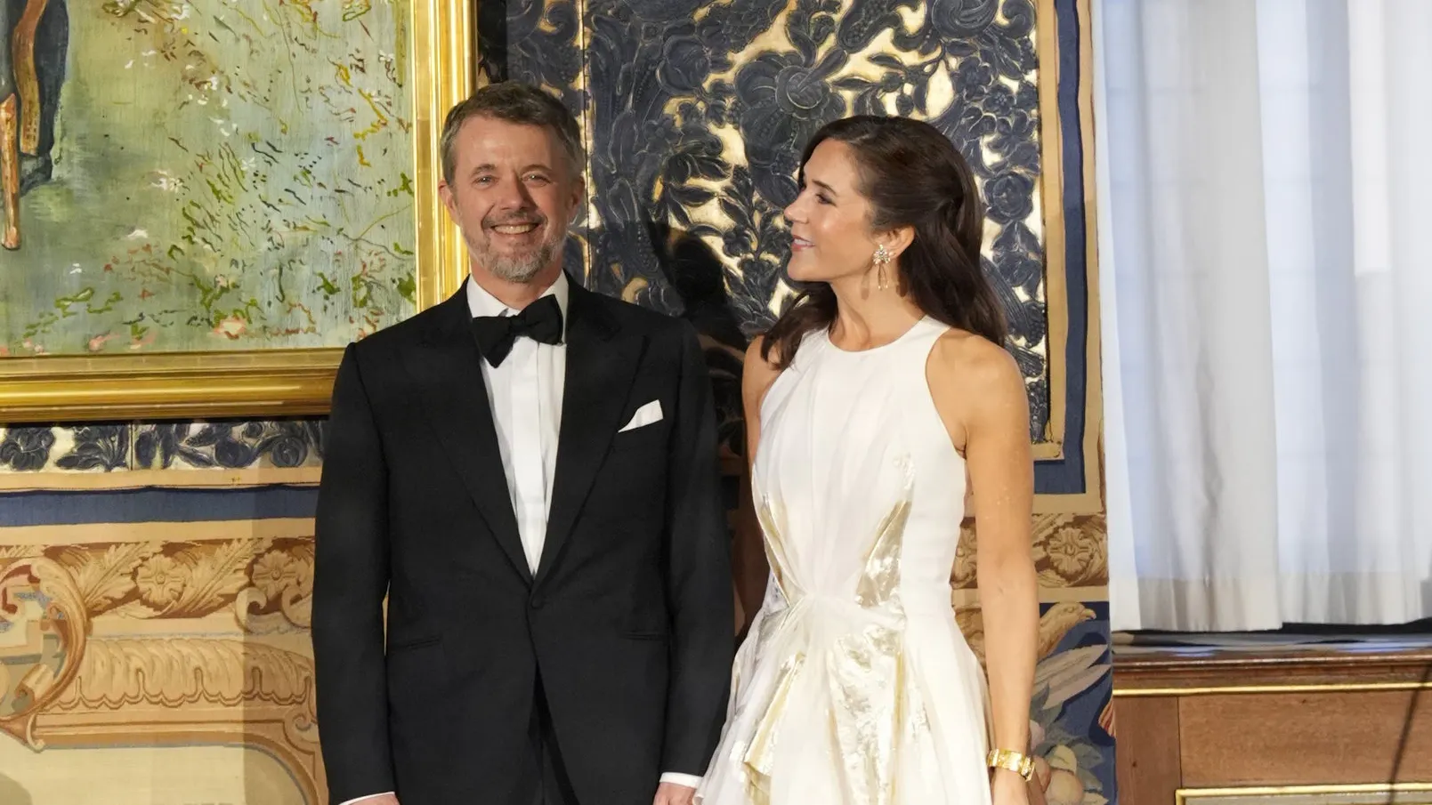 Kong Frederik og dronning Mary ved afsløringen af kongeportrættet.