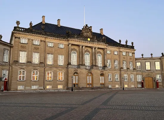 Frederik VIII's Palæ på Amalienborg danner igen rammen om kongefamiliens private hverdag. 