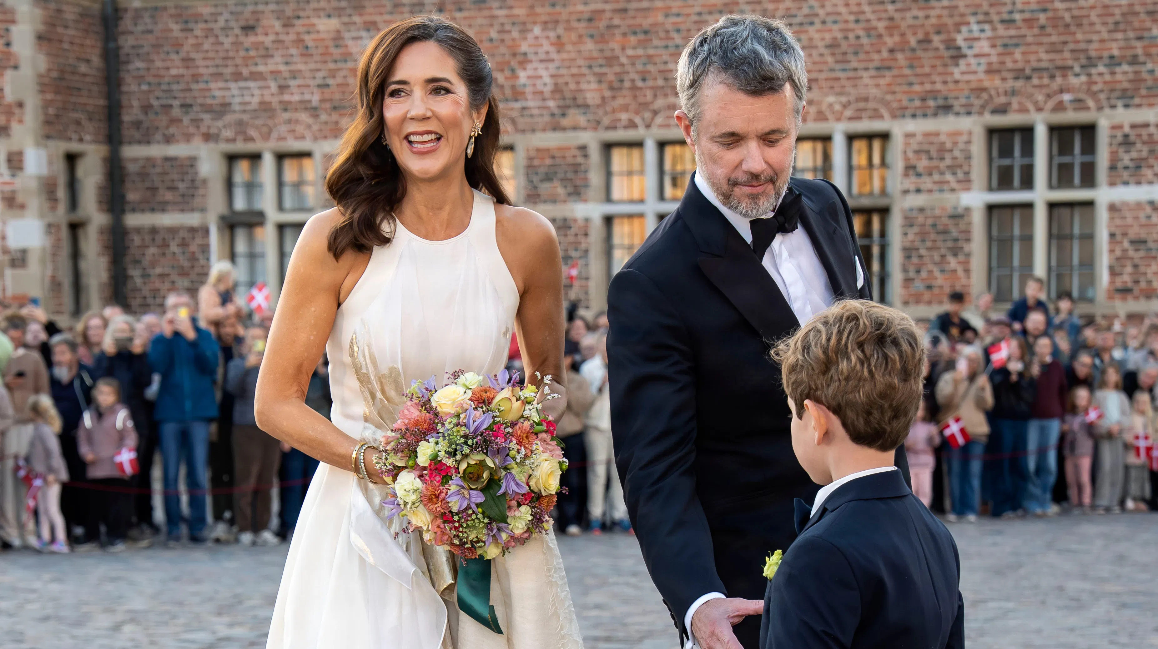 Dronning Mary og kong Frederik hilste på blomsterdrengen Alfie.