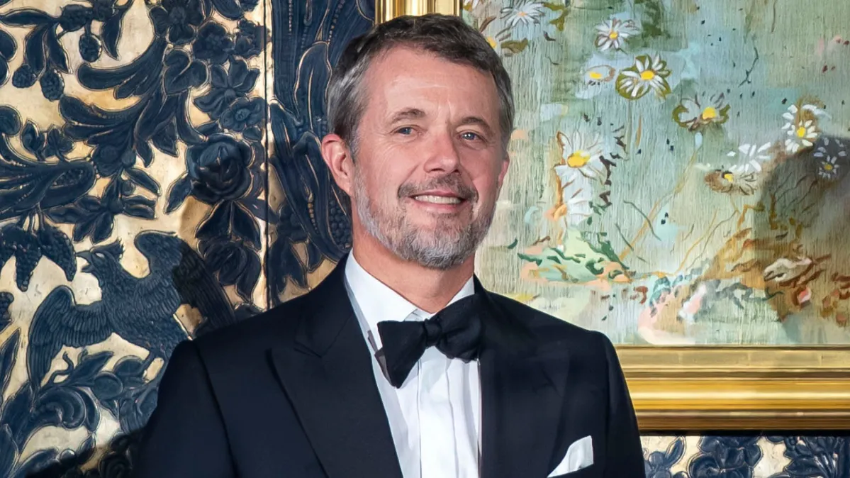 Kong Frederik afslørede det nye portræt af sig selv på Frederiksborg Slot.