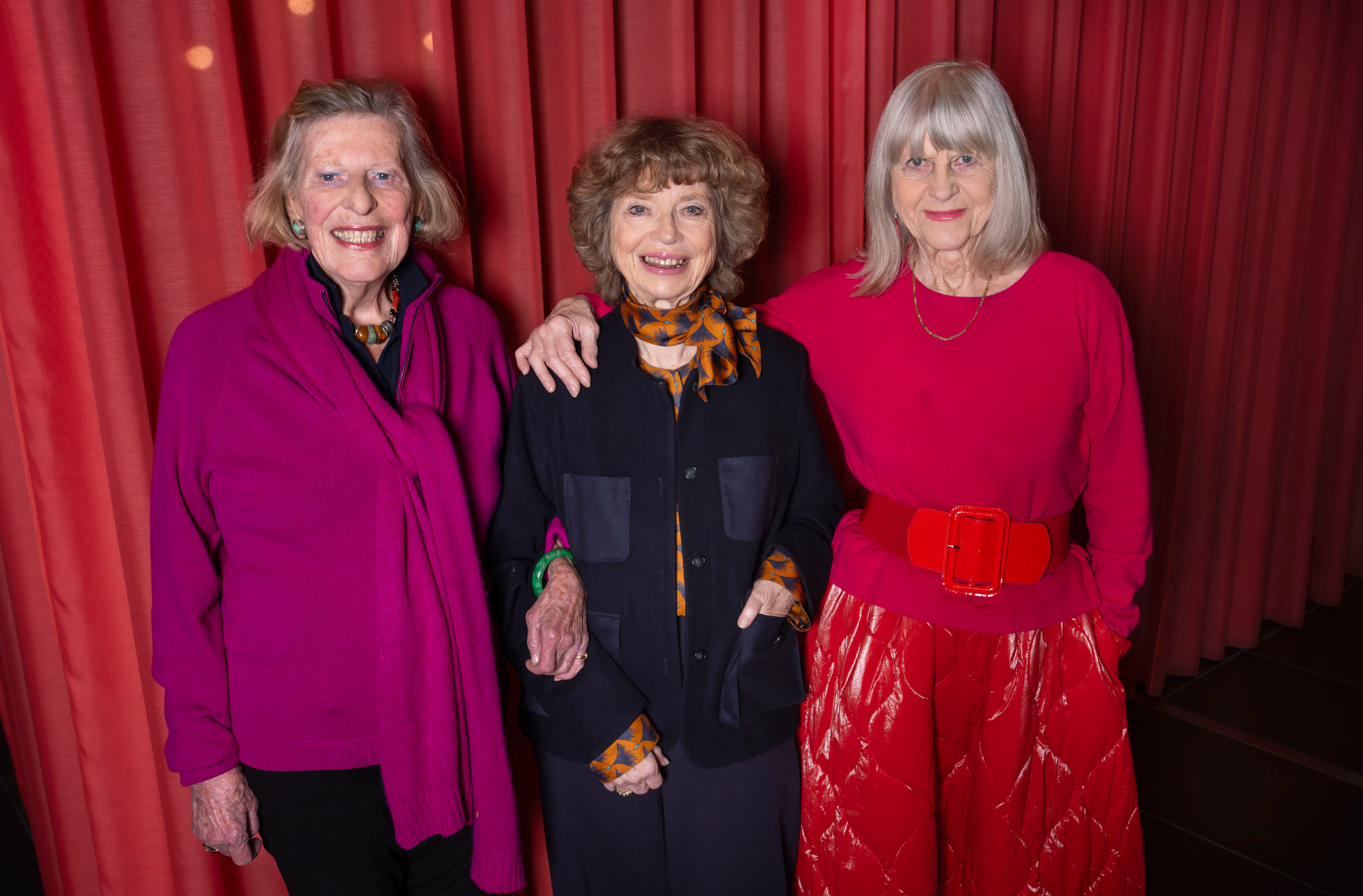 Bente Scavenius medvirkede sammen med Lotte Freddie og Merete A. Baird i DR-serien "Verdensdamerne", hvor de rejste Europa rundt for at opleve kunst og kultur.