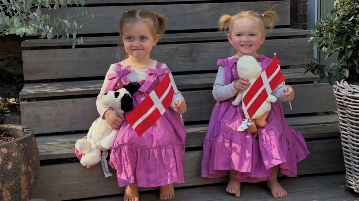 Emma (tv) og Nora flager på deres toårs fødselsdag.