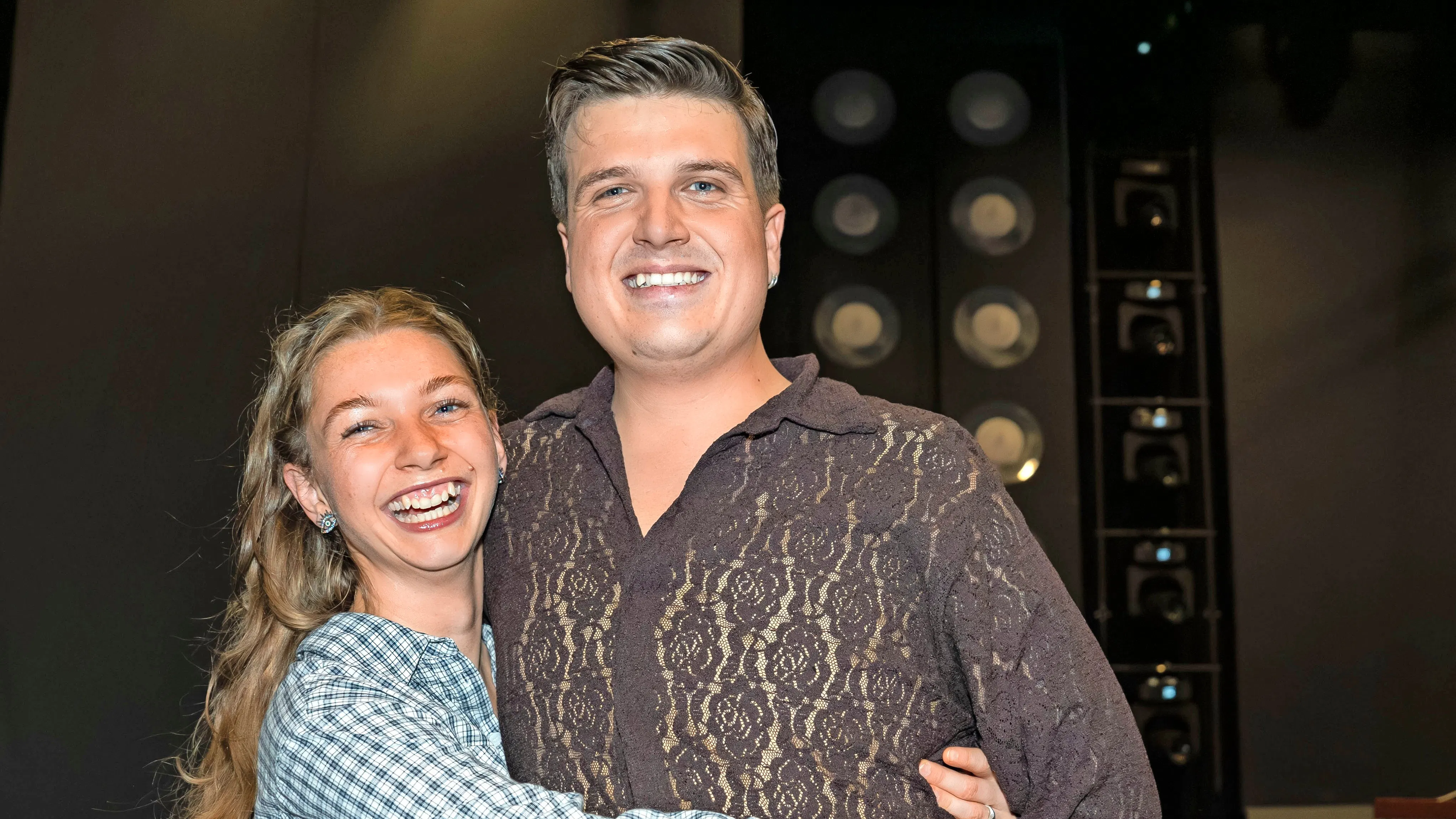 Da Alfred Midé Erichsen deltog i "Vild med dans", sad Madeleine klar i studiet for at støtte ham. 
