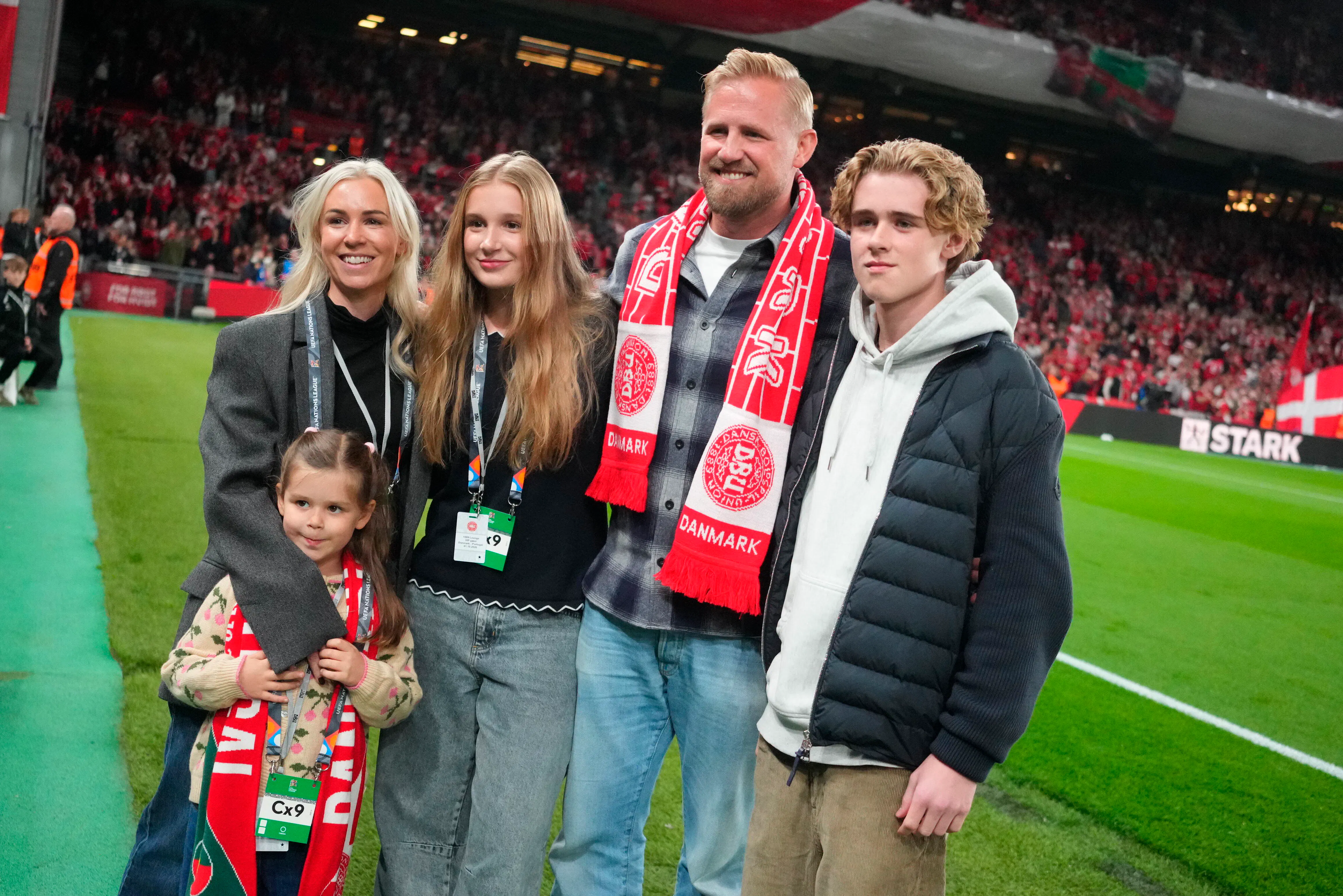 Kasper Schmeichel med hustruen Stine samt døtrene Nanna Sofia, 5, og Isabella, 13, samt sønnen Max, 15. 