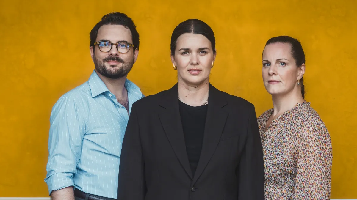 Tv-vært Cecilie Nielsen med holdkaptajnerne Phillip Faber og Lise Baastrup.