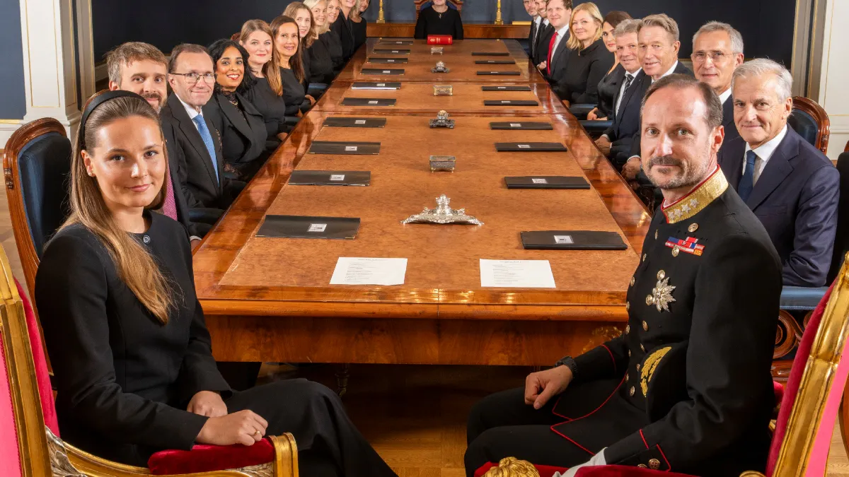 Første glimt af kong Haakon efter Mette-Marits afbud: Kronprinsesse Ingrid  Alexandra ved sin fars side | BILLED-BLADET