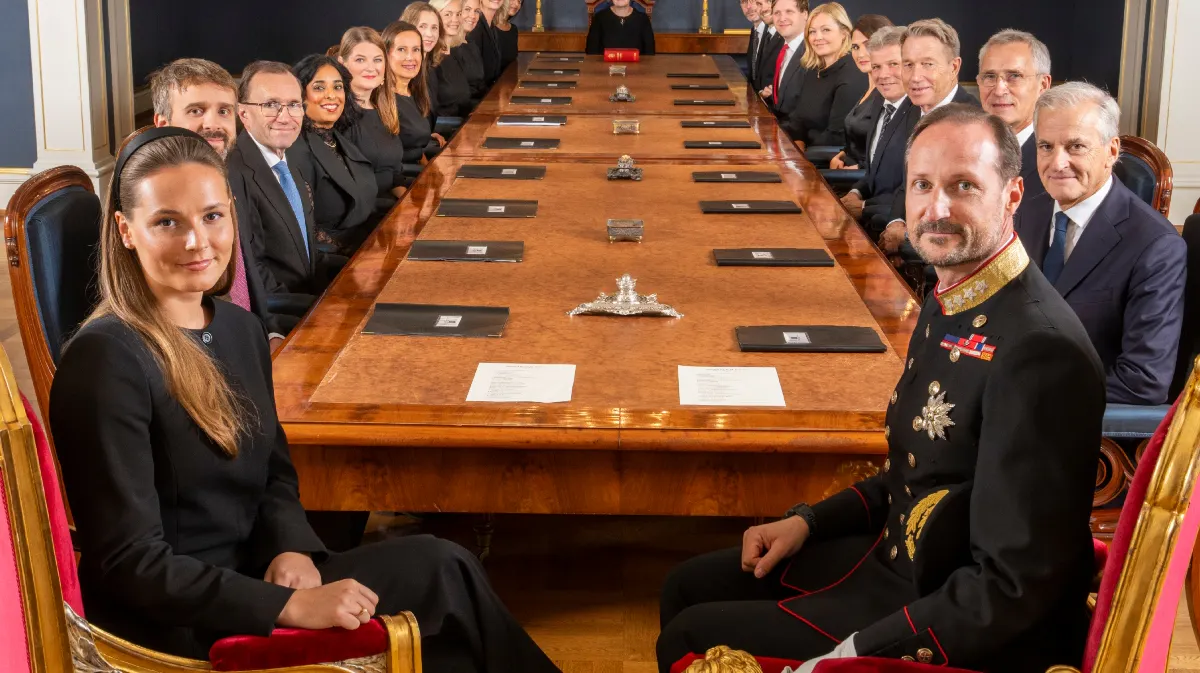 Første glimt af kong Haakon efter Mette-Marits afbud: Kronprinsesse Ingrid Alexandra ved sin fars side | BILLED-BLADET