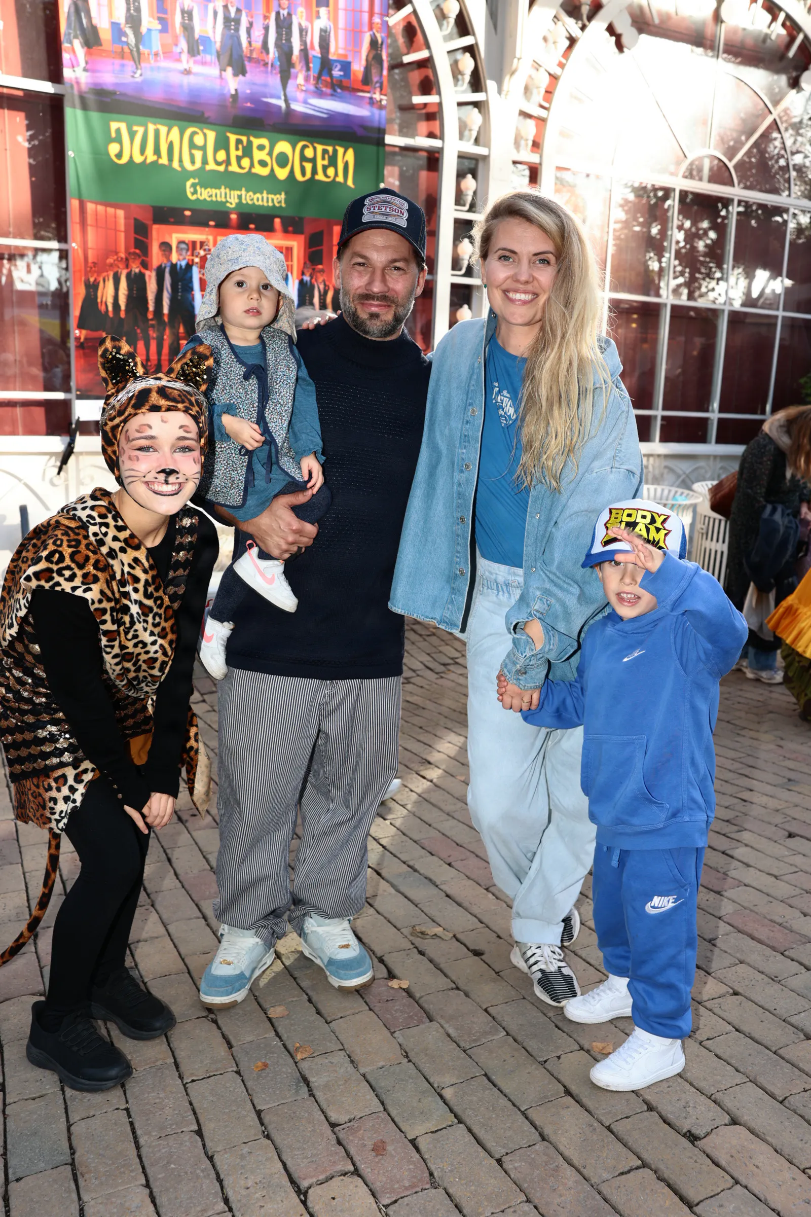Simon Stenspil med datteren Lula på armen, samt Anna Stokholm med sønnen Ziggy Bob.