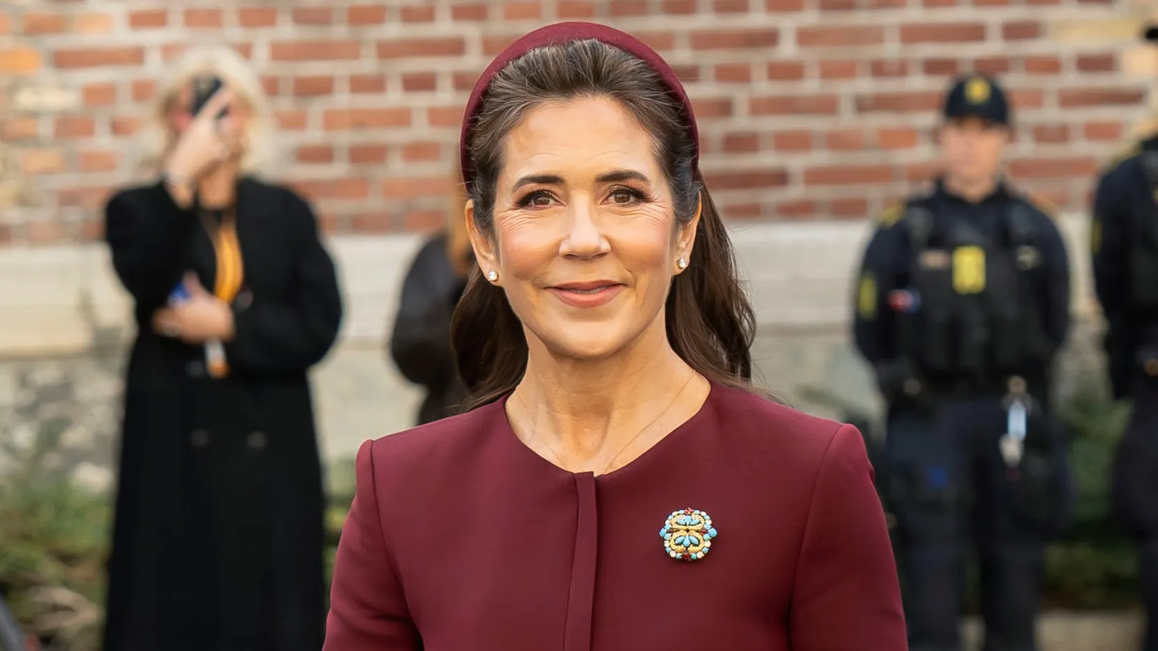 Dronning Mary bar sin Christian Dior-broche, da hun ankom til Christiansborg. 