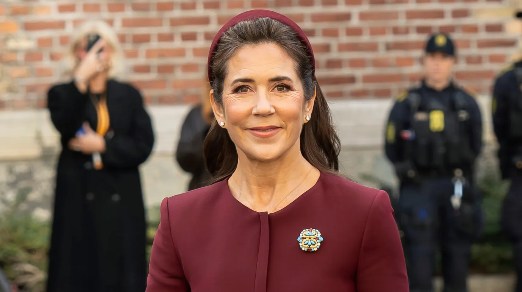 Dronning Mary bar sin Christian Dior-broche, da hun ankom til Christiansborg.