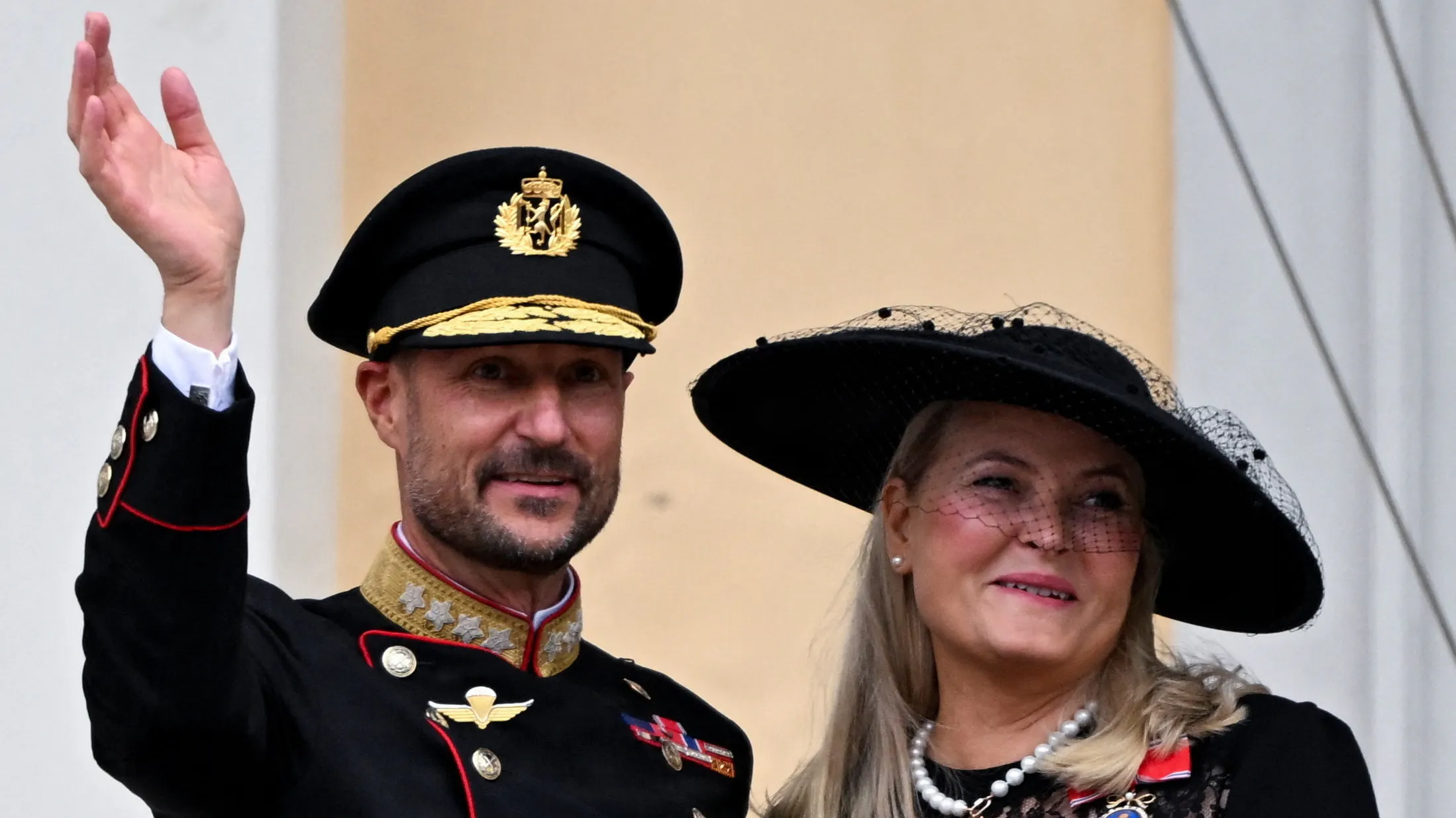 Mens kong Harald og dronning Sonja i 2026 fik tildelt 16,2 mio. norske kroner i apanage, kan kong Haakon og dronning Mette-Marit se frem til hele 30,9 norske mio. kr. i 2027.