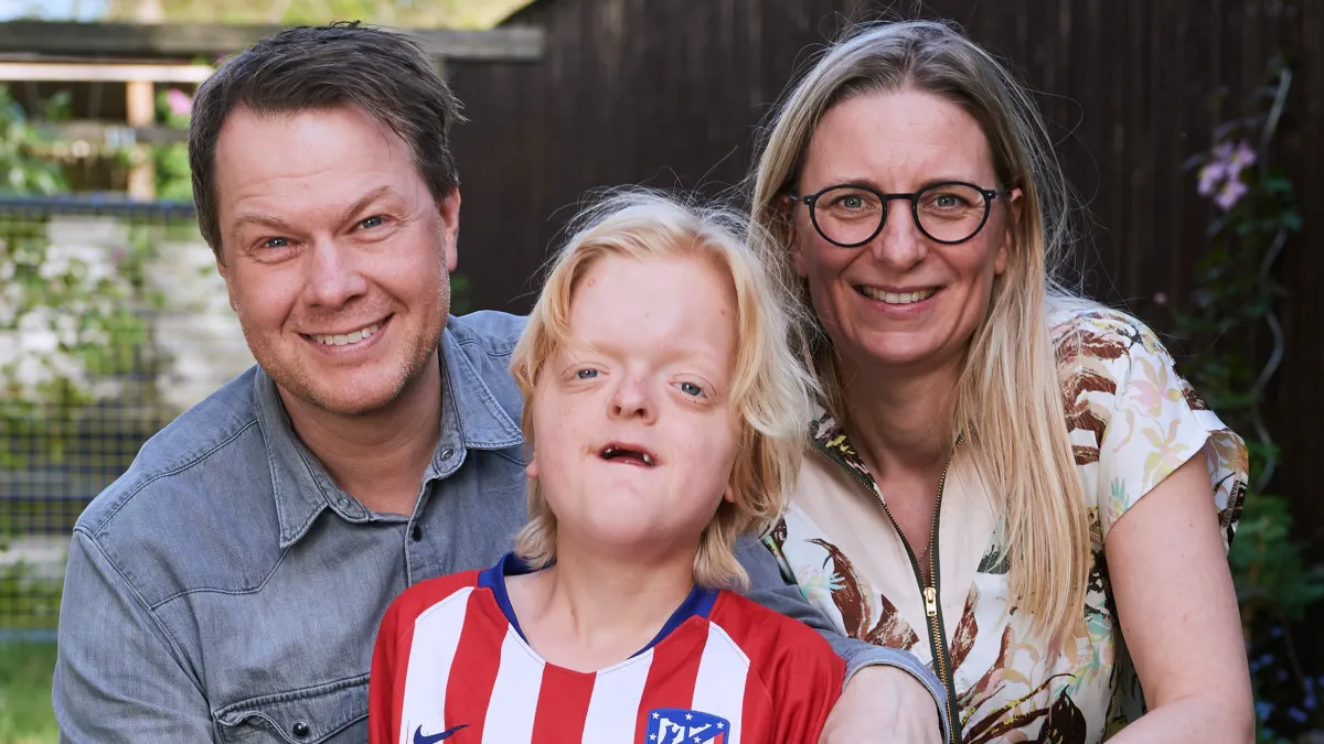 Bastian fotograferet med sine forældre i 2019. 