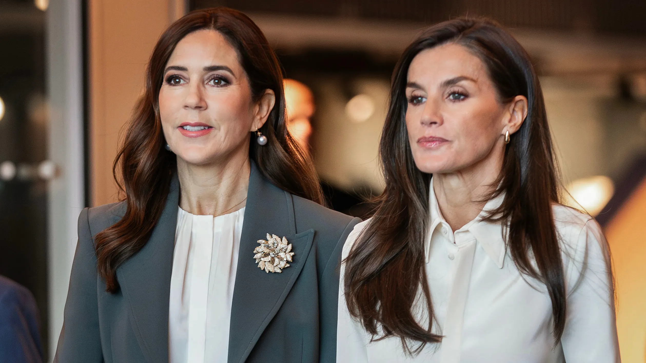 Her er daværende kronprinsesse Mary og dronning Letizia fotograferet sammen i 2023.