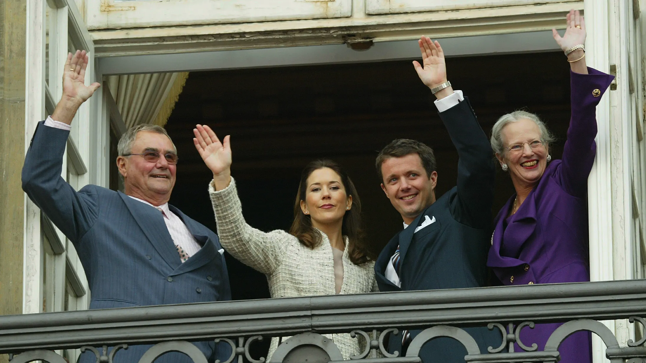 Prins Henrik, Mary Donaldson, daværende kronprins Frederik og dronning Margrethe på Amalienborgs slotsbalkon i anledningen af deres forlovelse.