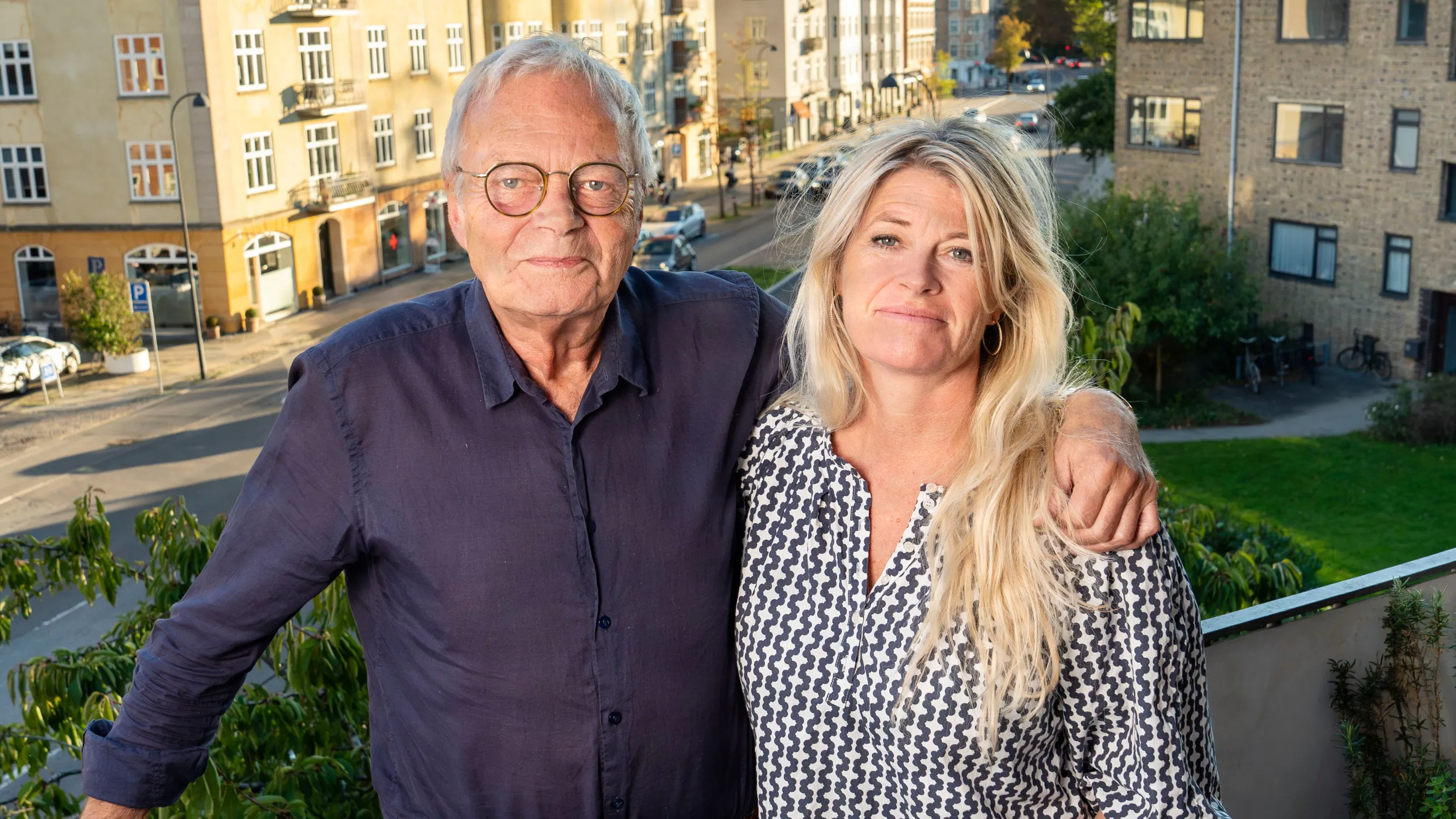 Jarl Friis-Mikkelsen bor i Hellerup med hustruen Susanne Pehrsson, som han har været sammen med siden 2002. 