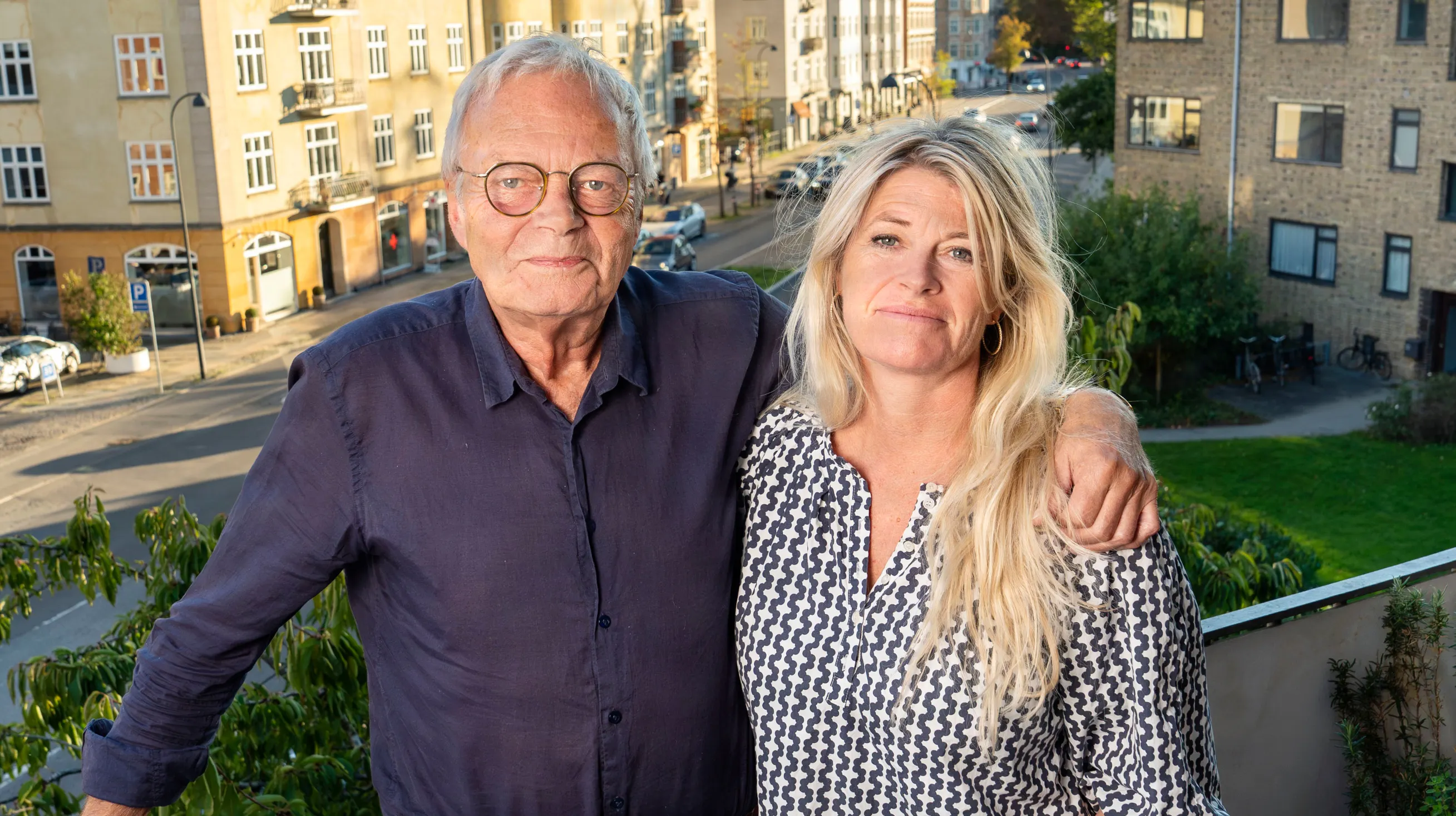 Jarl Friis-Mikkelsen bor i Hellerup med hustruen Susanne Pehrsson, som han har været sammen med siden 2002.