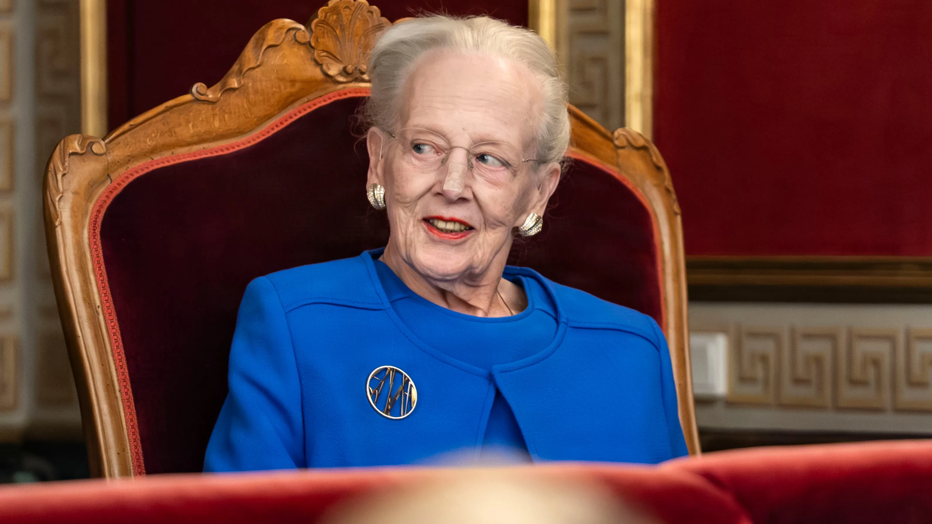 Onsdag den 7. oktober havde dronning Margrethe sin første officielle opgave efter længere tids sygefravær. Mandag var hun atter på arbejde. 