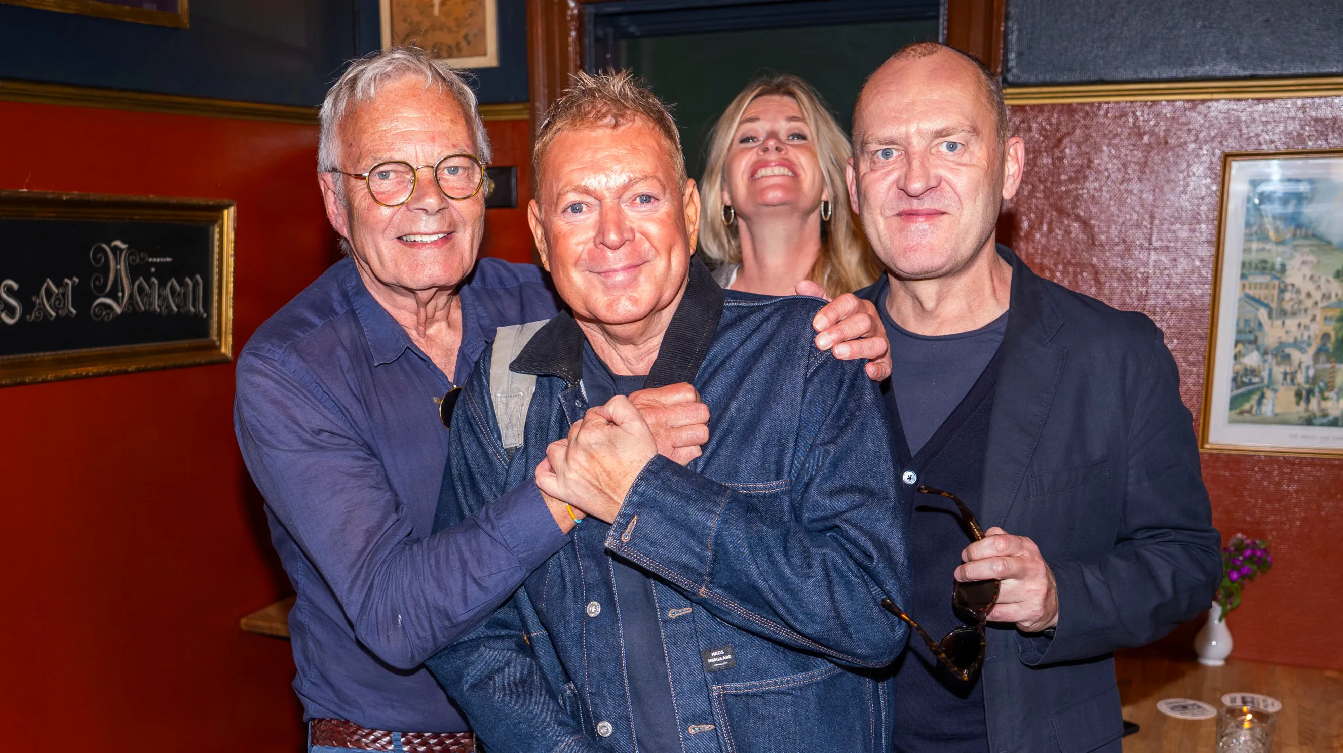 Jarl Friis-Mikkelsen blev fejret af sin hustru, Susanne, og parrets gode venner, ægteparret Peter Frödin og Jon Jørgensen, til sin bogreception