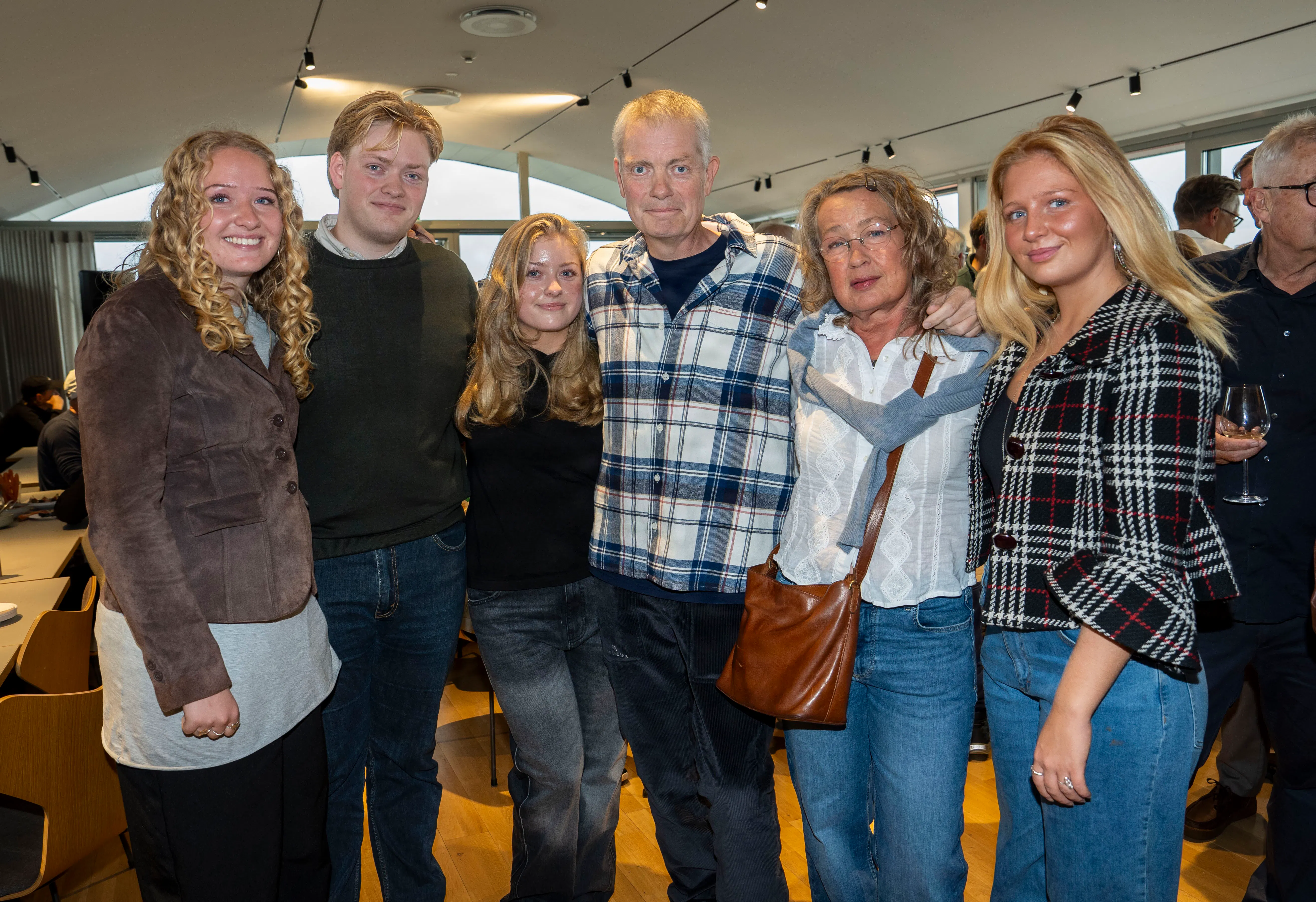 Troels Mylenberg omgivet af sin hustru Lis og deres fire børn Ellen, Holger, Laura og Katinka.